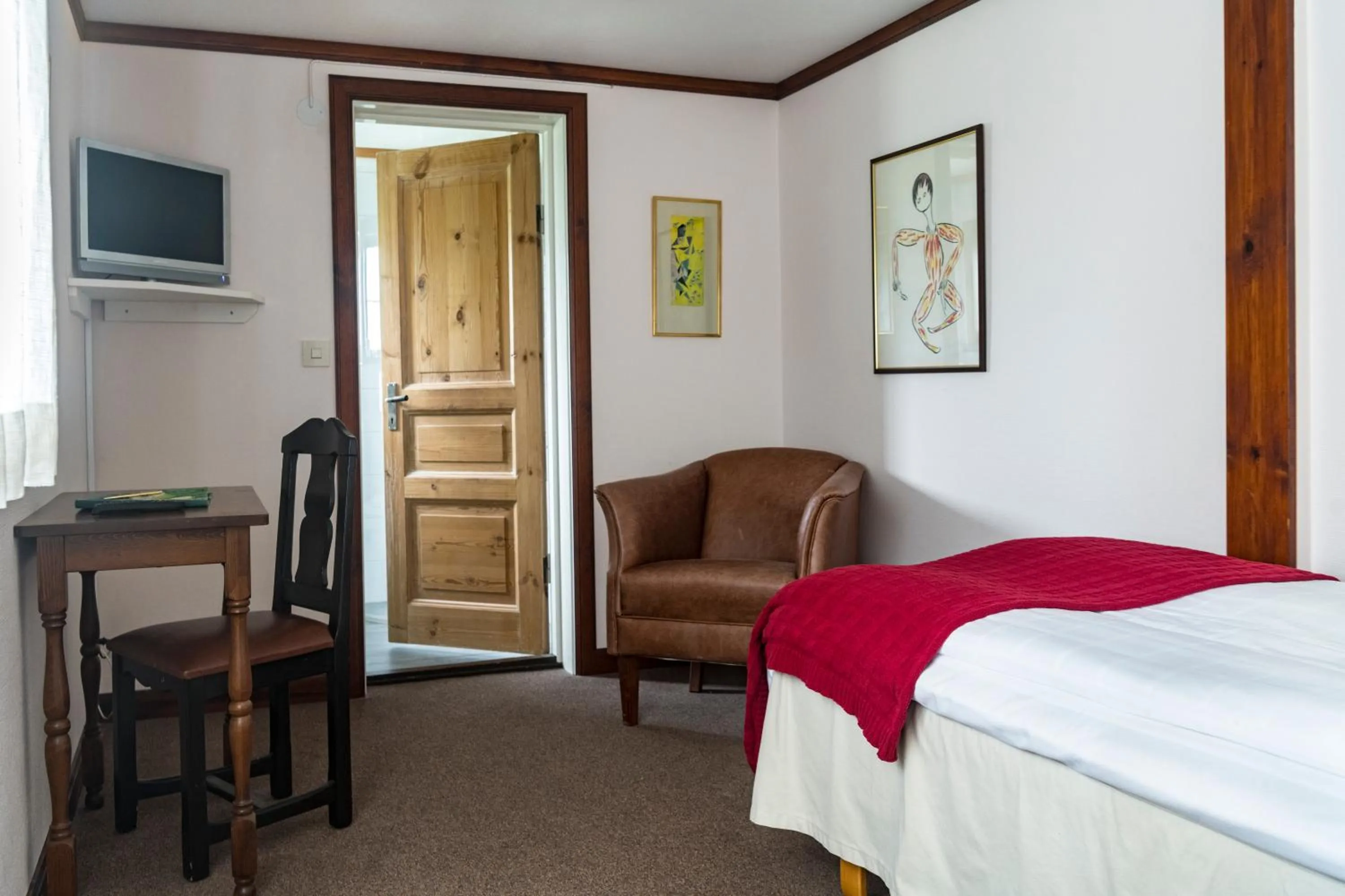 Photo of the whole room, Bed in Green Hotel