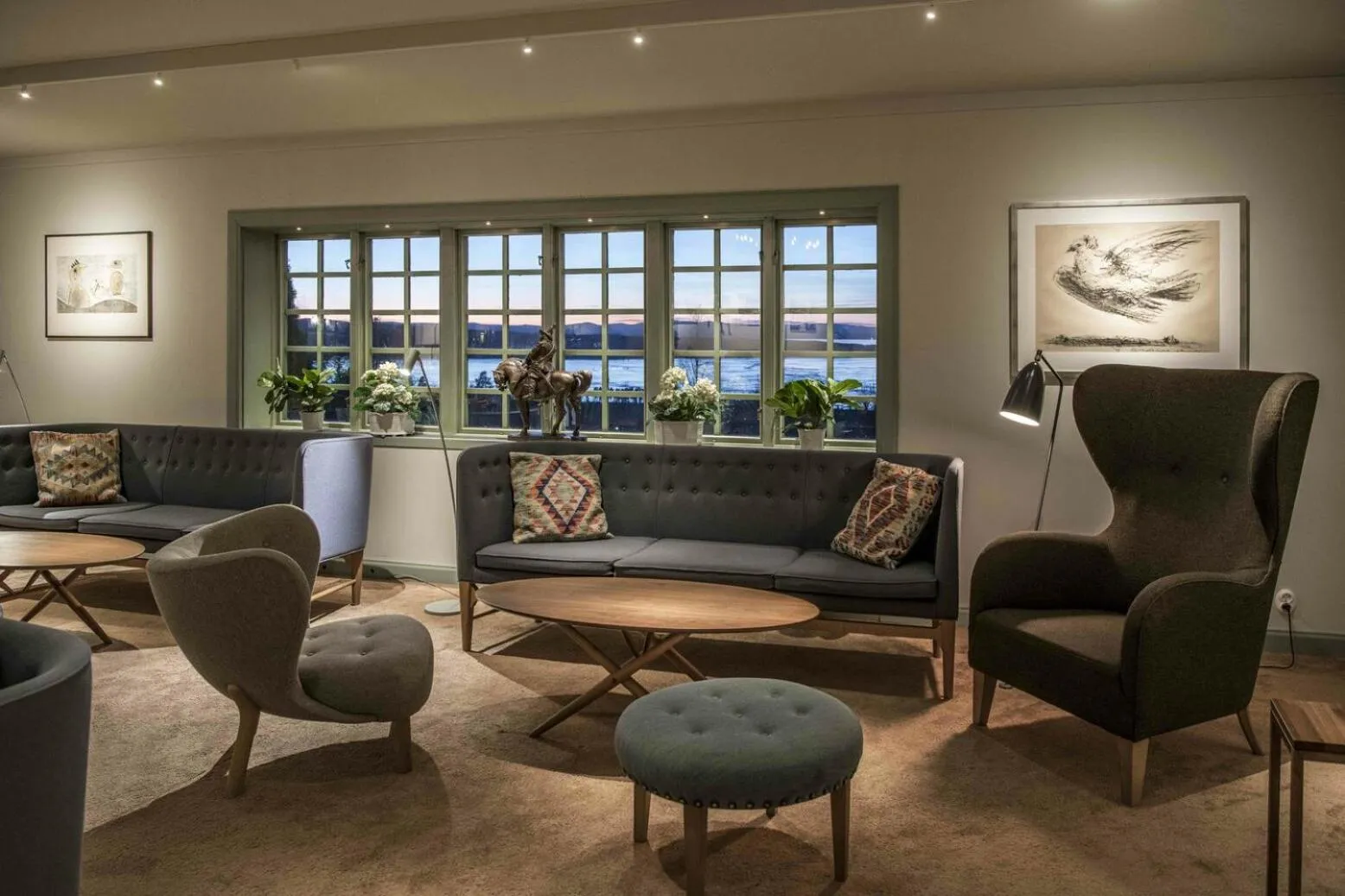 Communal lounge/ TV room in Green Hotel