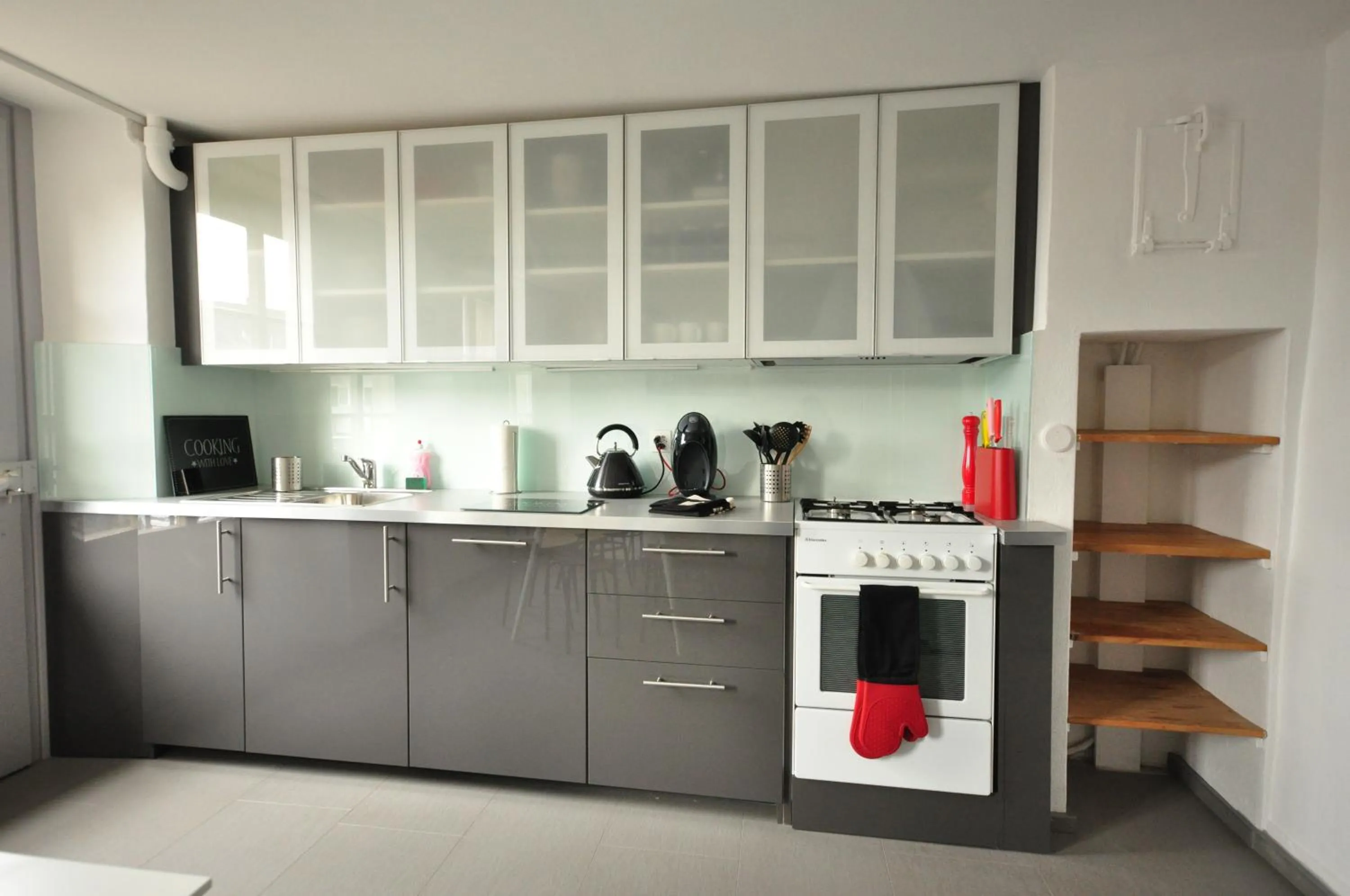Kitchen or kitchenette in Townhouse II Sleeps 12 guests Central