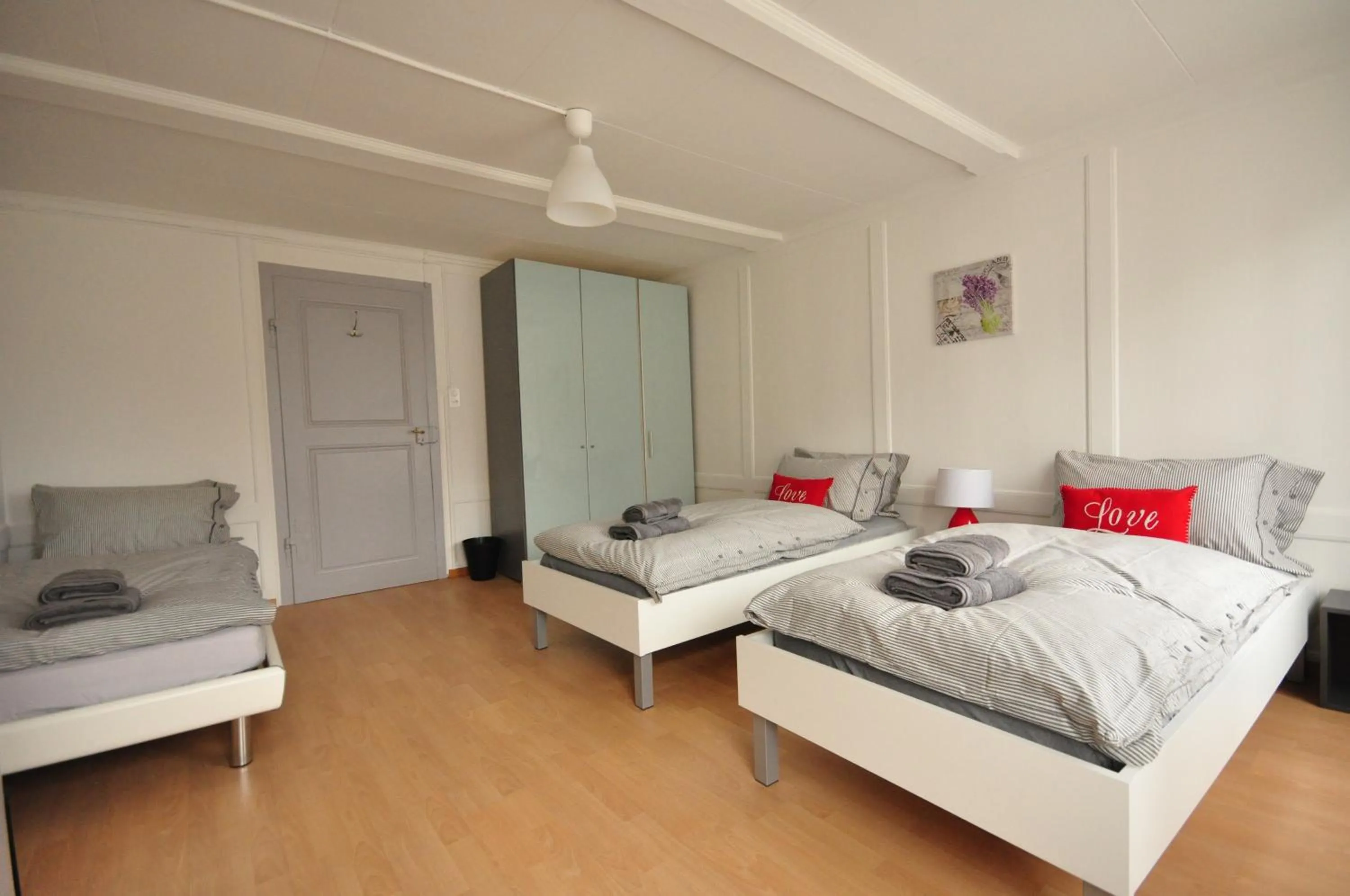 Photo of the whole room, Bed in Townhouse II Sleeps 12 guests Central