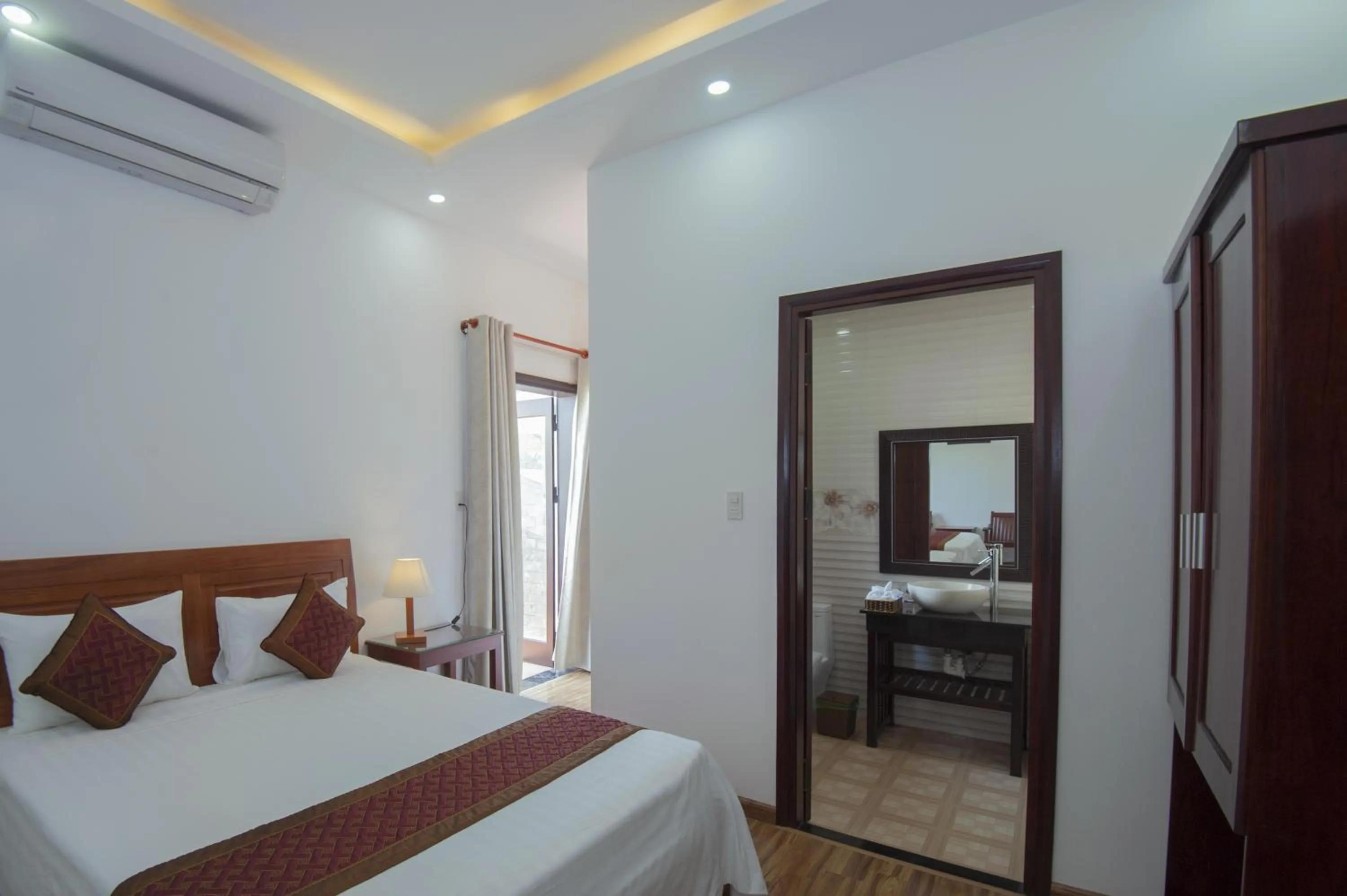 Bathroom, Bed in Hoi An Sun Lake Villa