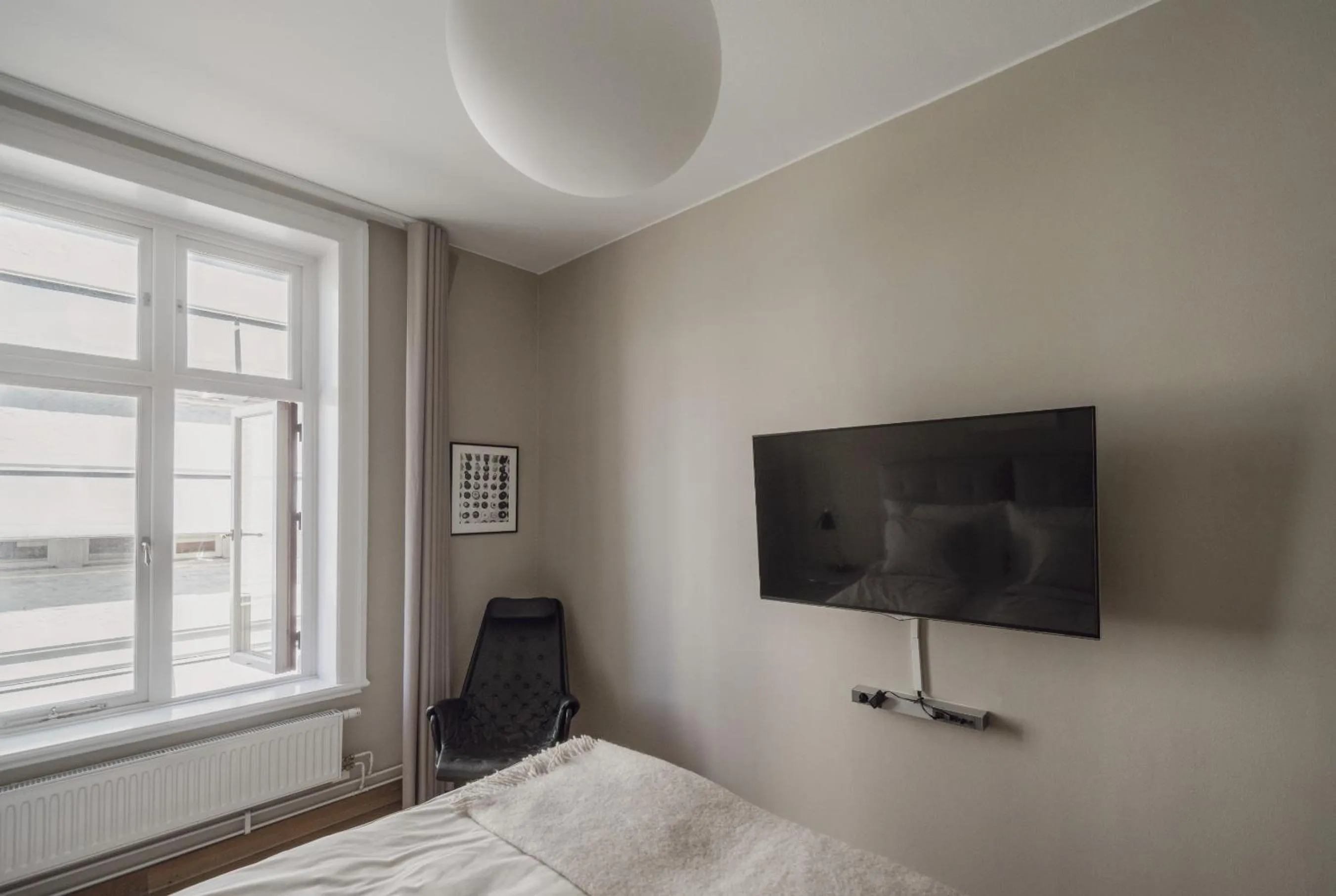 Communal lounge/ TV room, Bed in The Duxiana Malmö