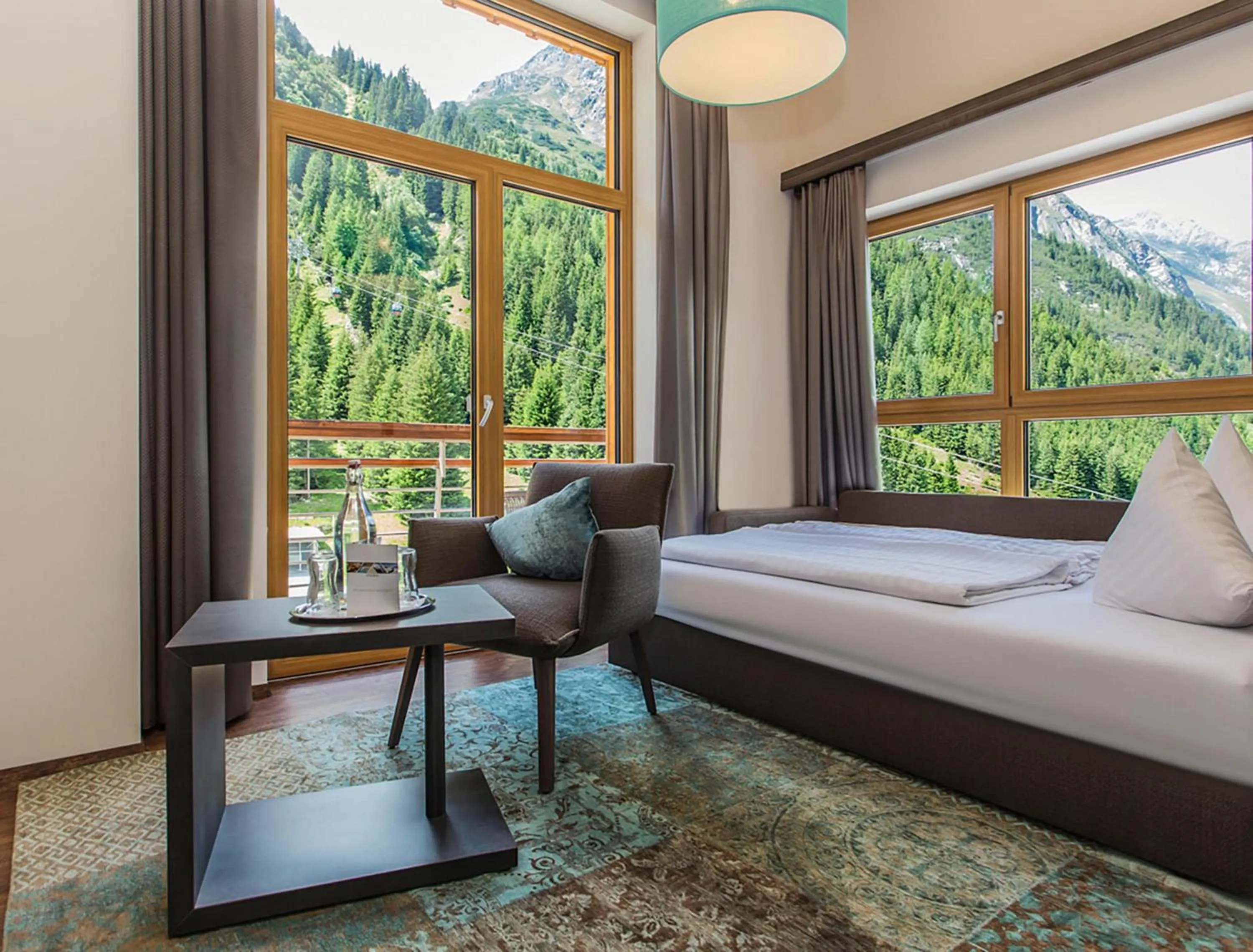 Photo of the whole room, Bed in Hotel Vier Jahreszeiten