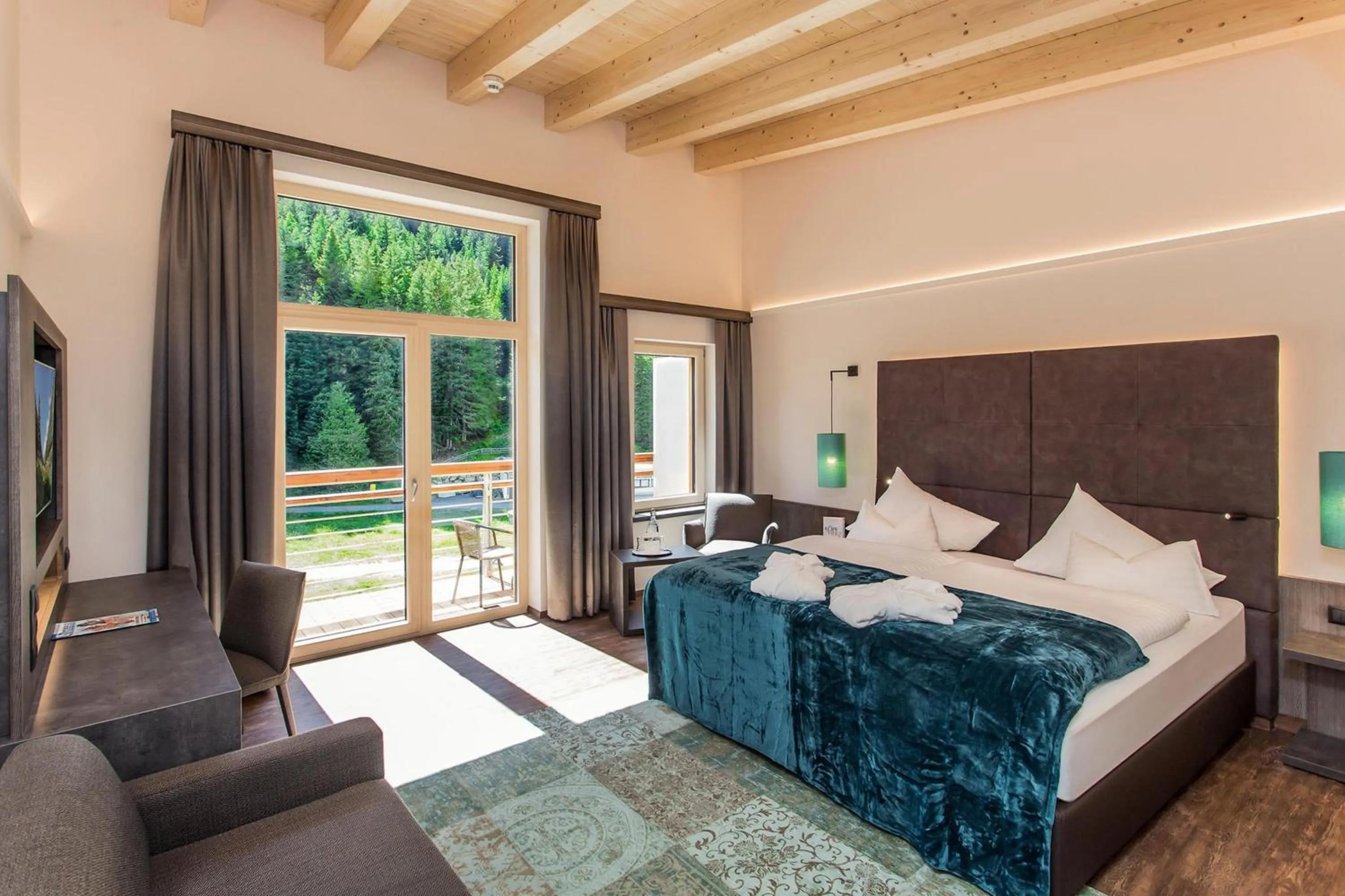 Photo of the whole room, Bed in Hotel Vier Jahreszeiten