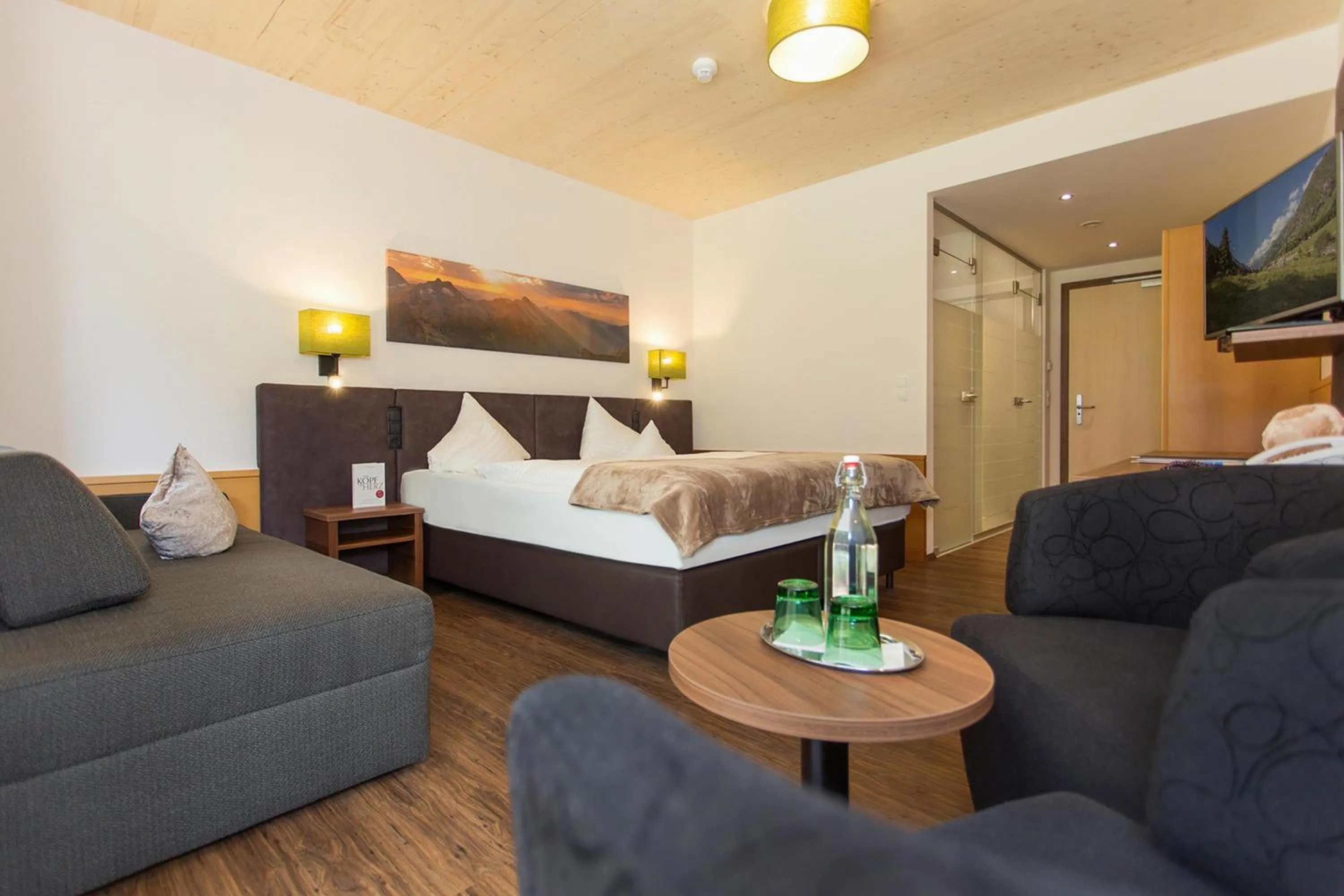 Photo of the whole room, Bed in Hotel Vier Jahreszeiten