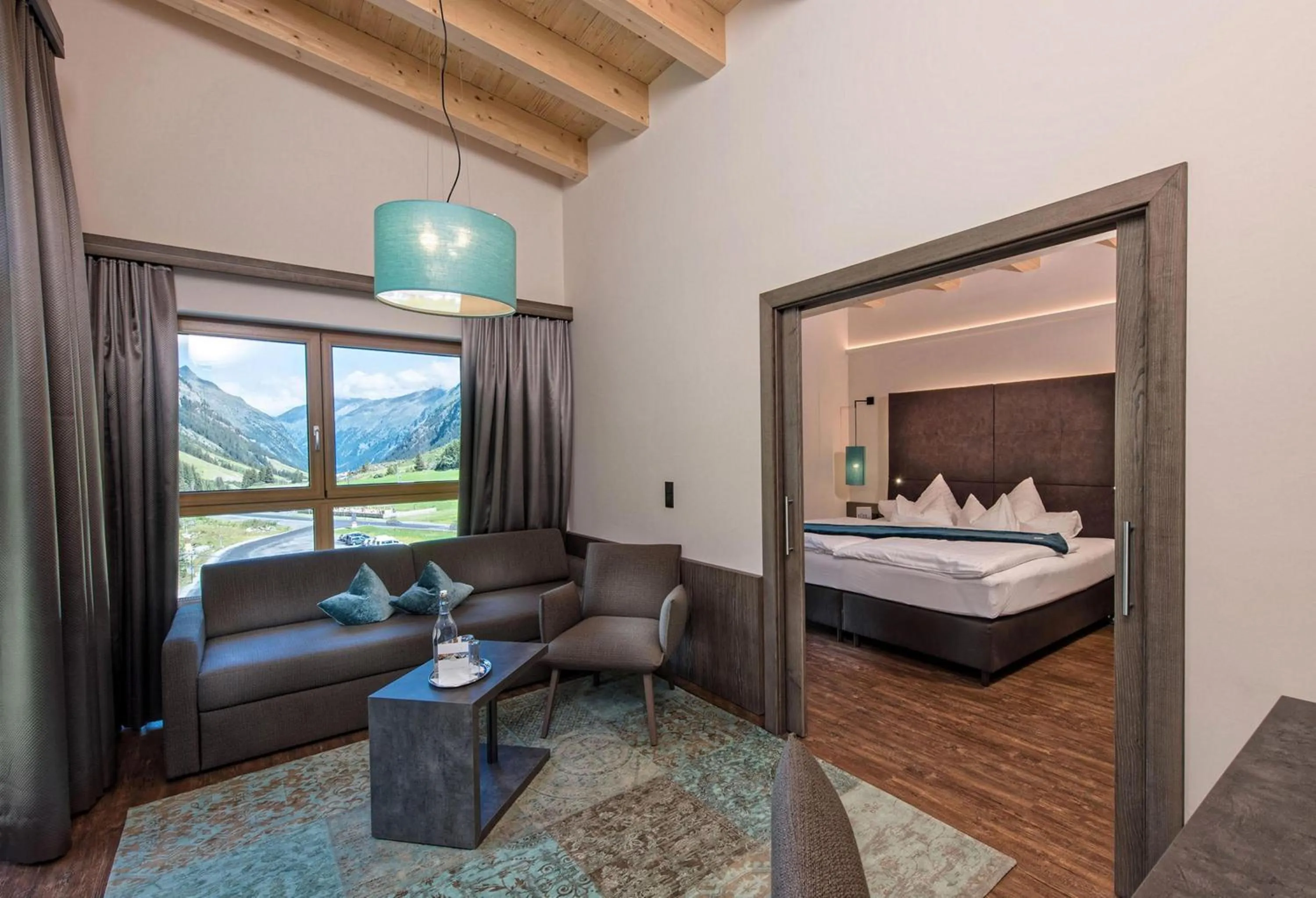 Photo of the whole room, Bed in Hotel Vier Jahreszeiten