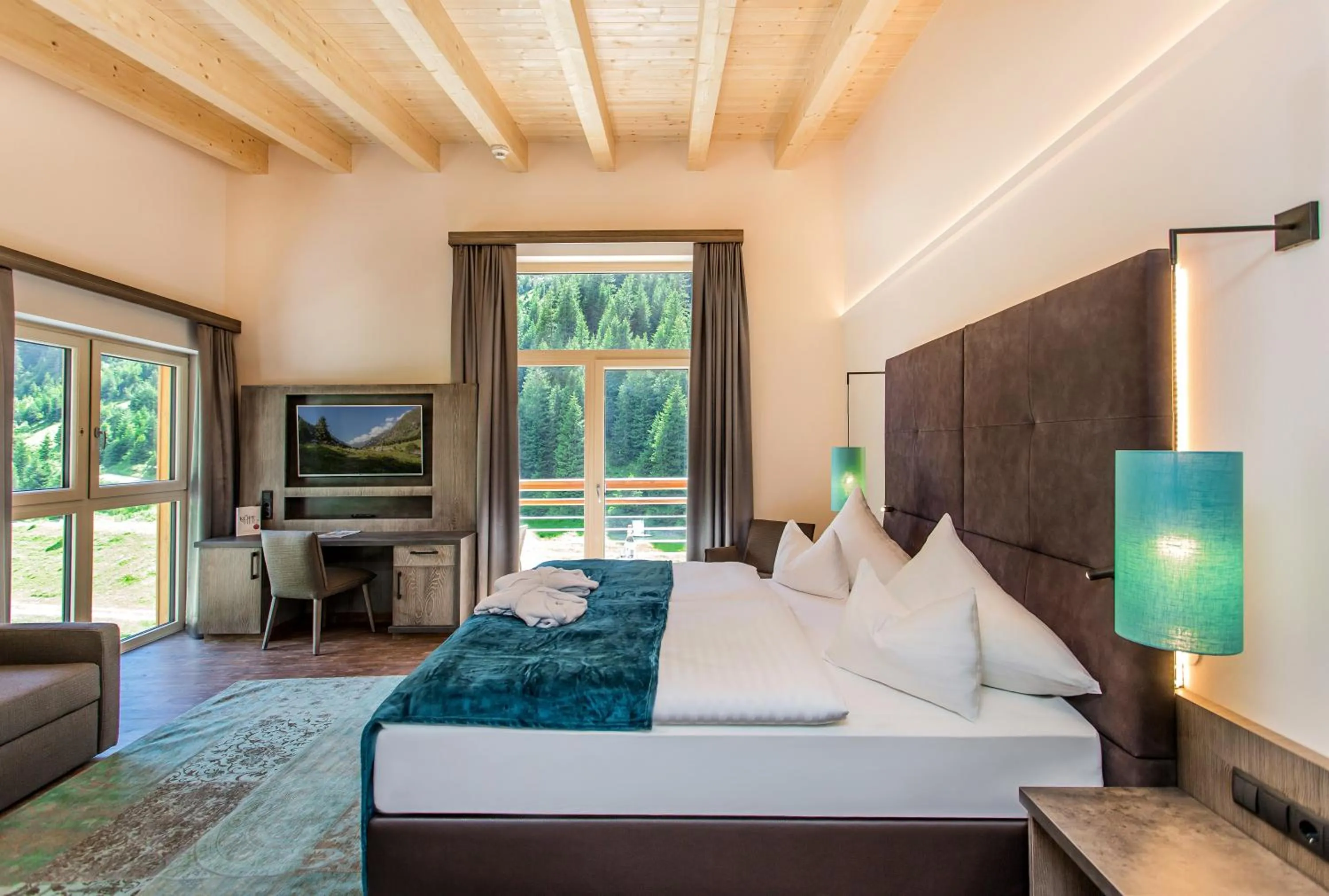 Photo of the whole room, Bed in Hotel Vier Jahreszeiten