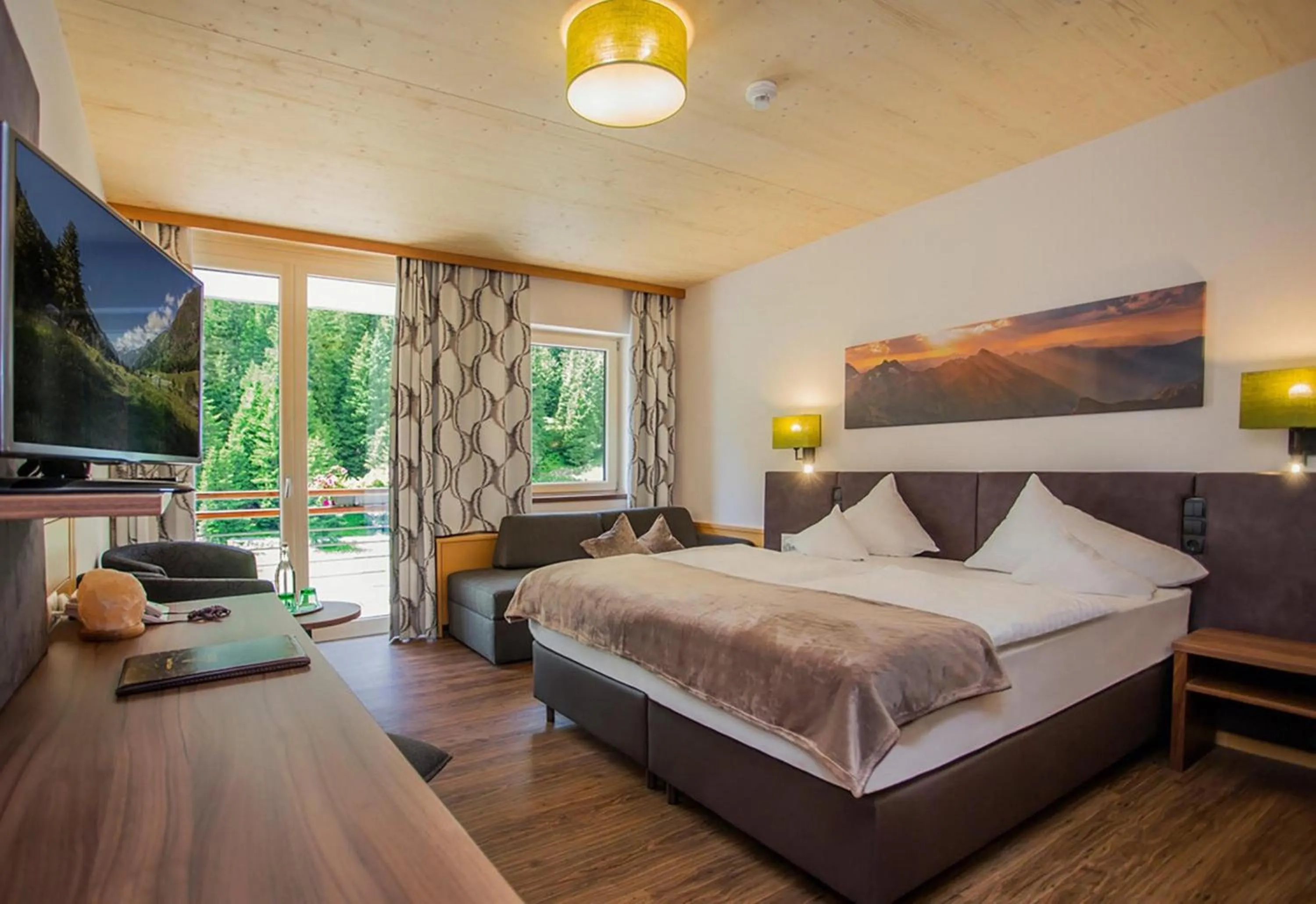 Photo of the whole room, Bed in Hotel Vier Jahreszeiten