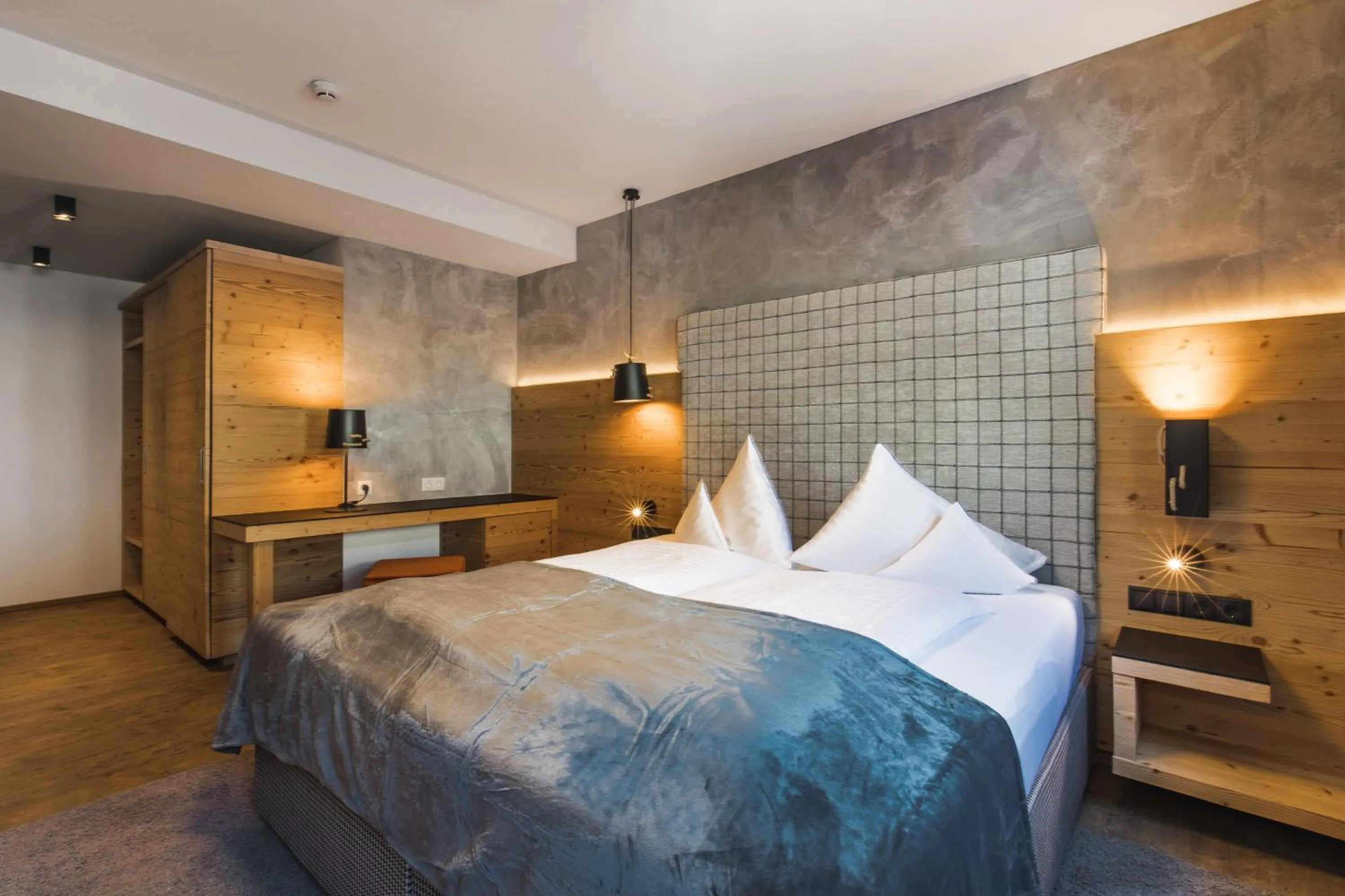 Photo of the whole room, Bed in Hotel Vier Jahreszeiten