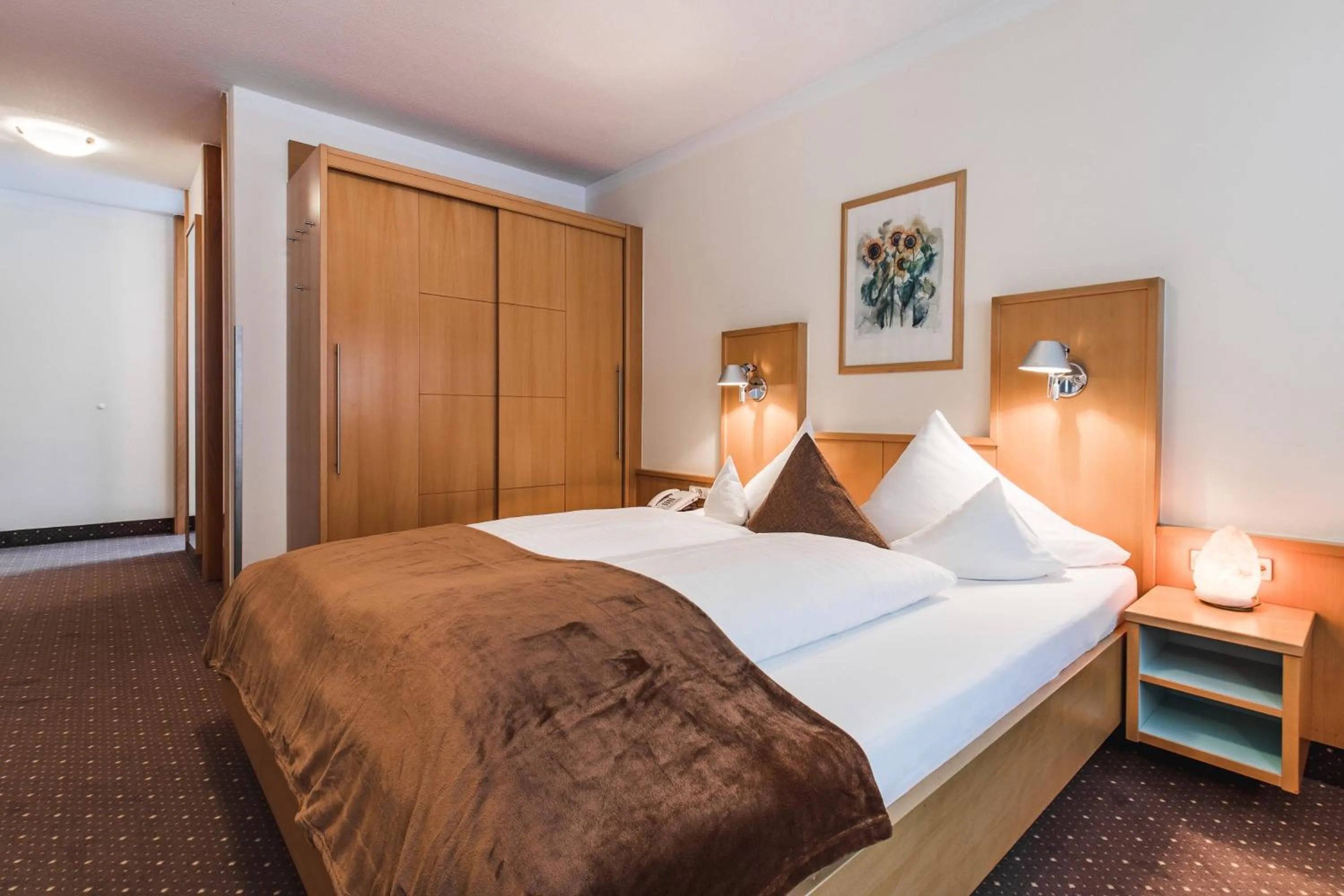 Photo of the whole room, Bed in Hotel Vier Jahreszeiten