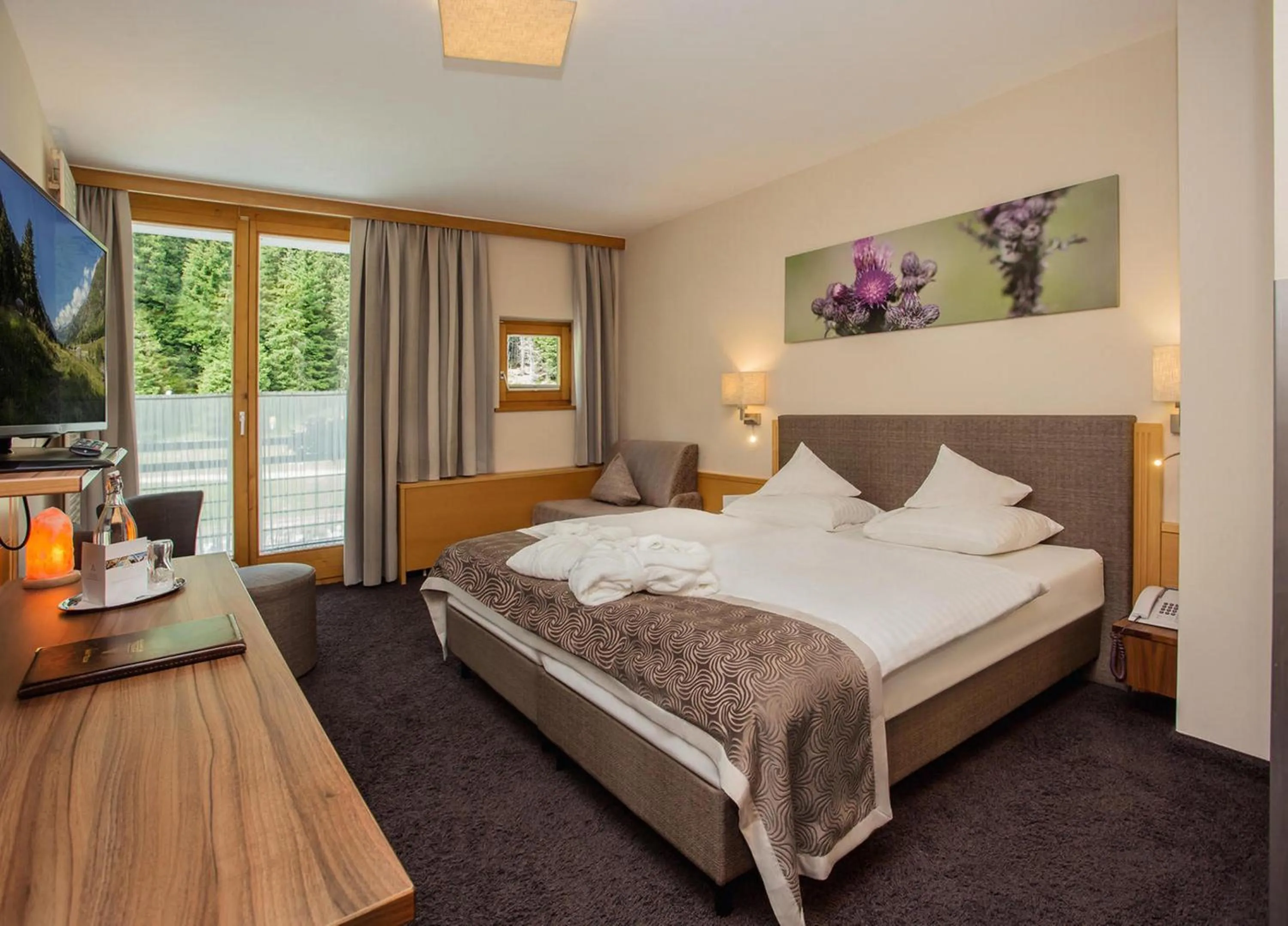 Photo of the whole room, Bed in Hotel Vier Jahreszeiten