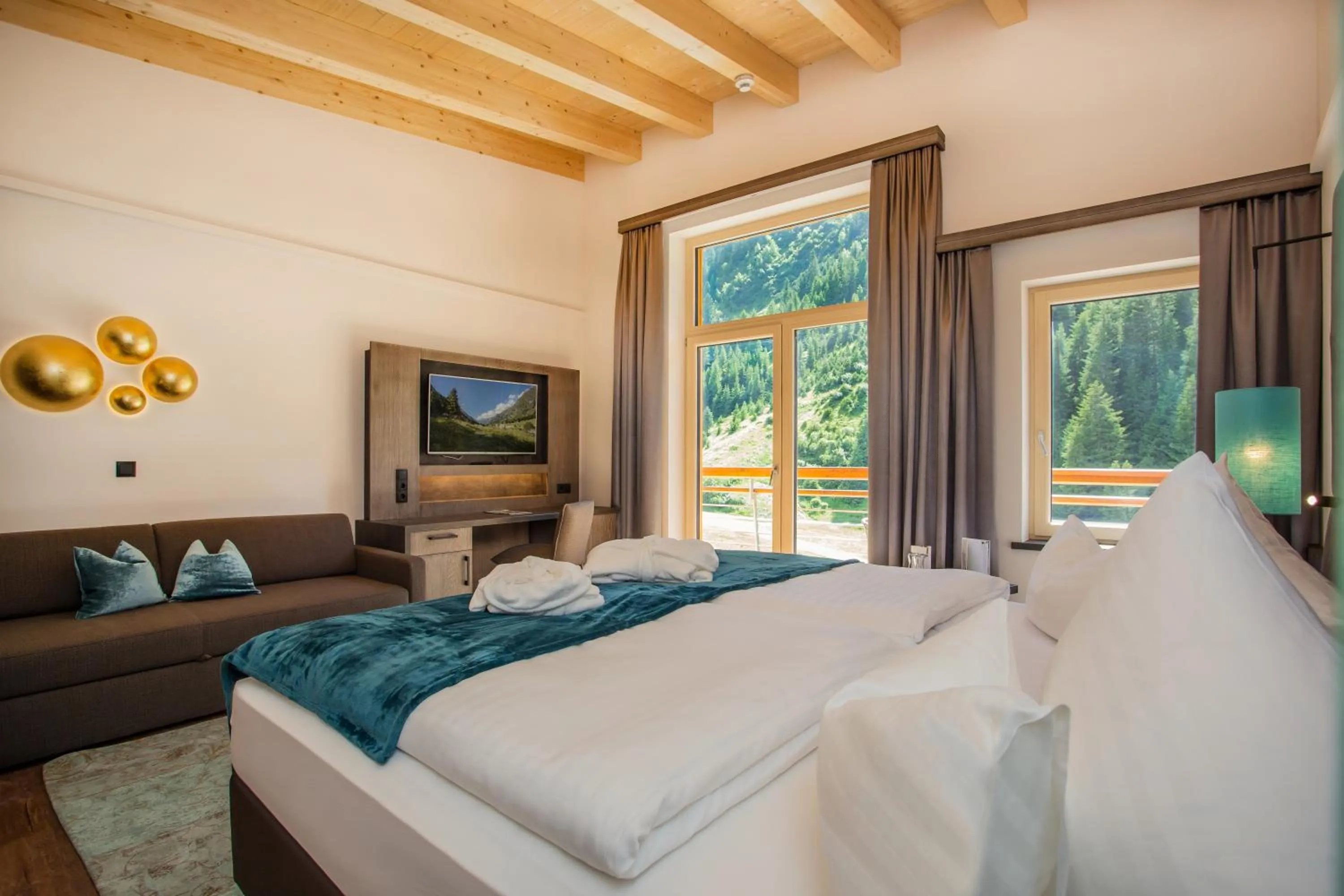 Photo of the whole room, Bed in Hotel Vier Jahreszeiten