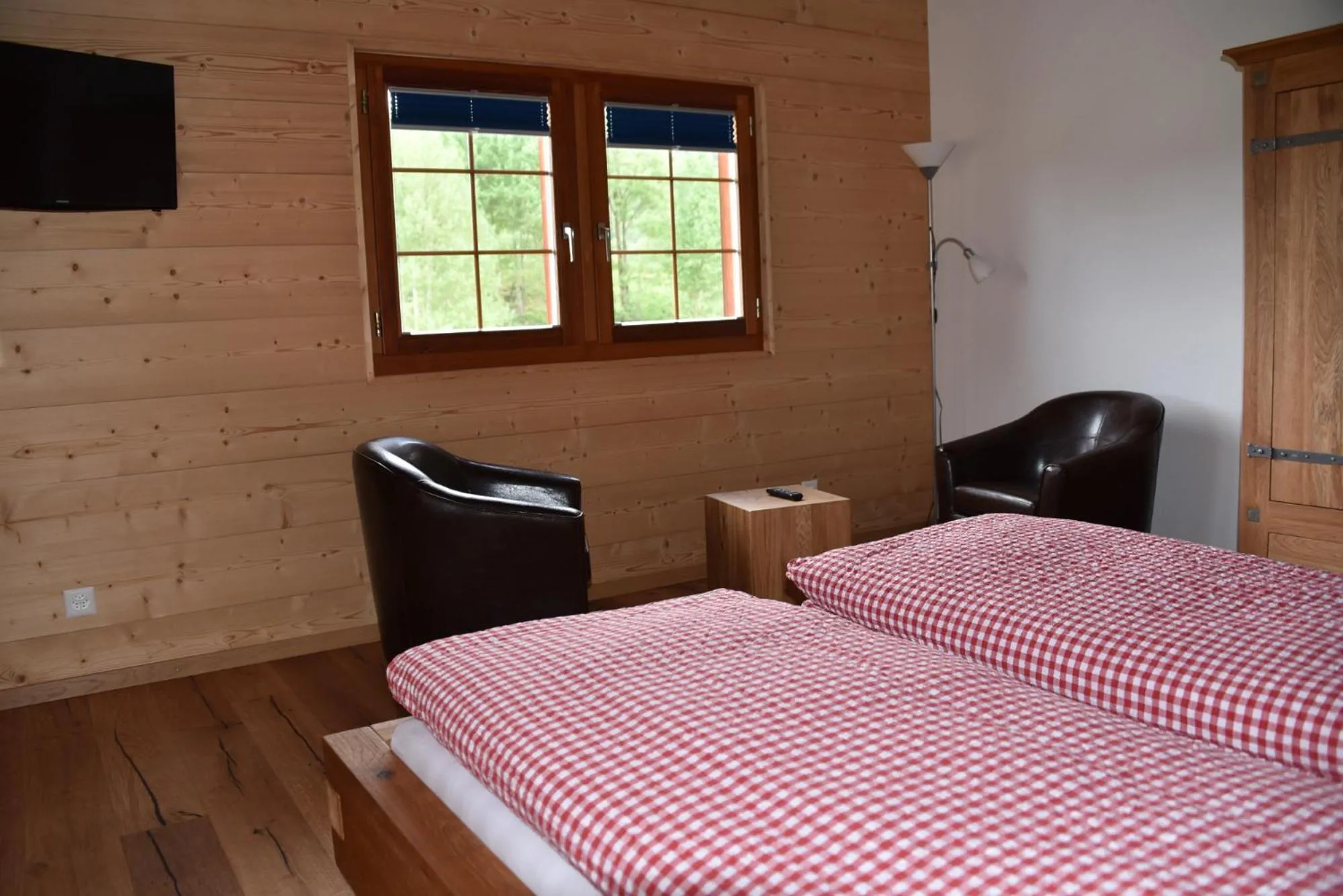 Photo of the whole room, Bed in B&B Hängebrigga