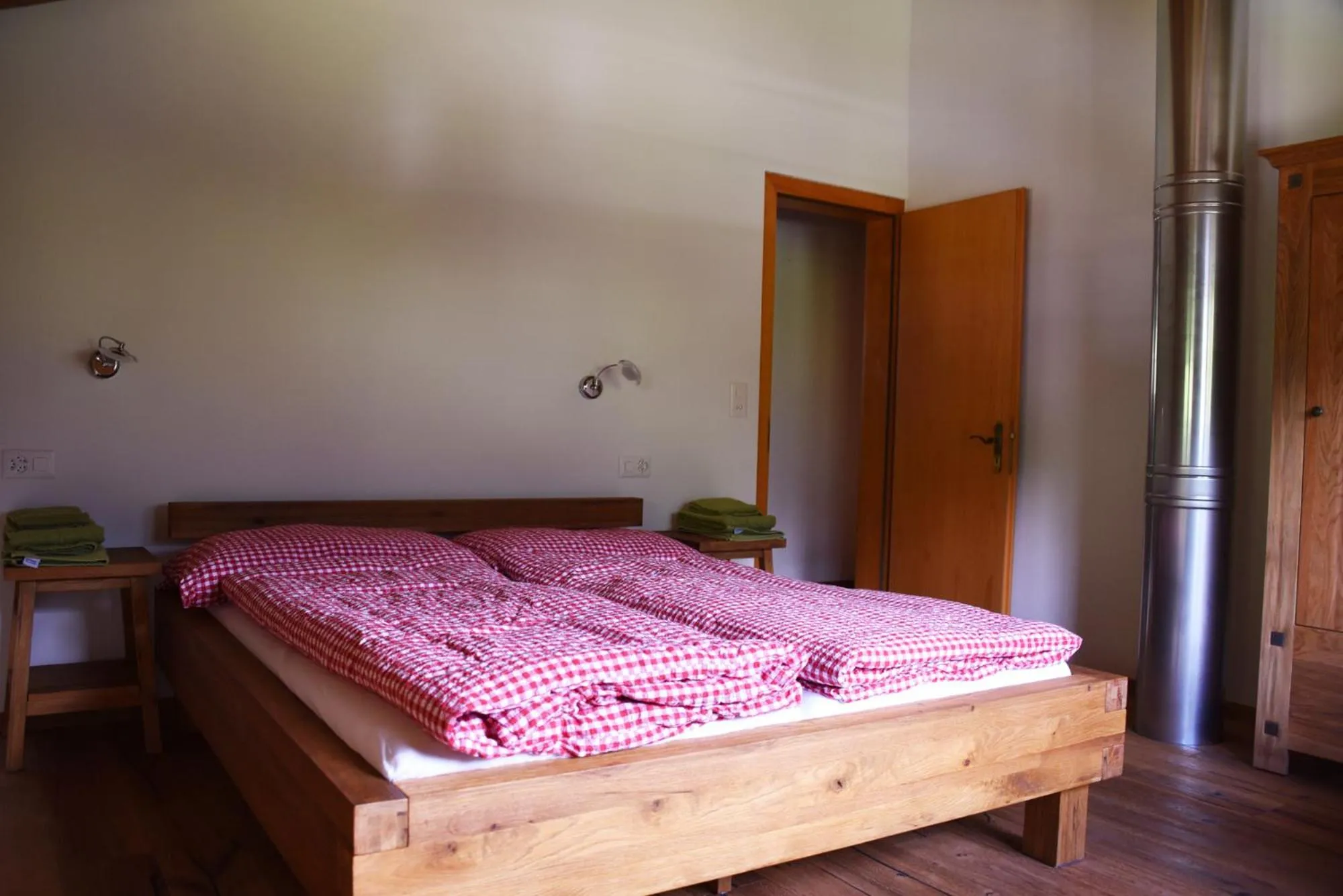 Photo of the whole room, Bed in B&B Hängebrigga