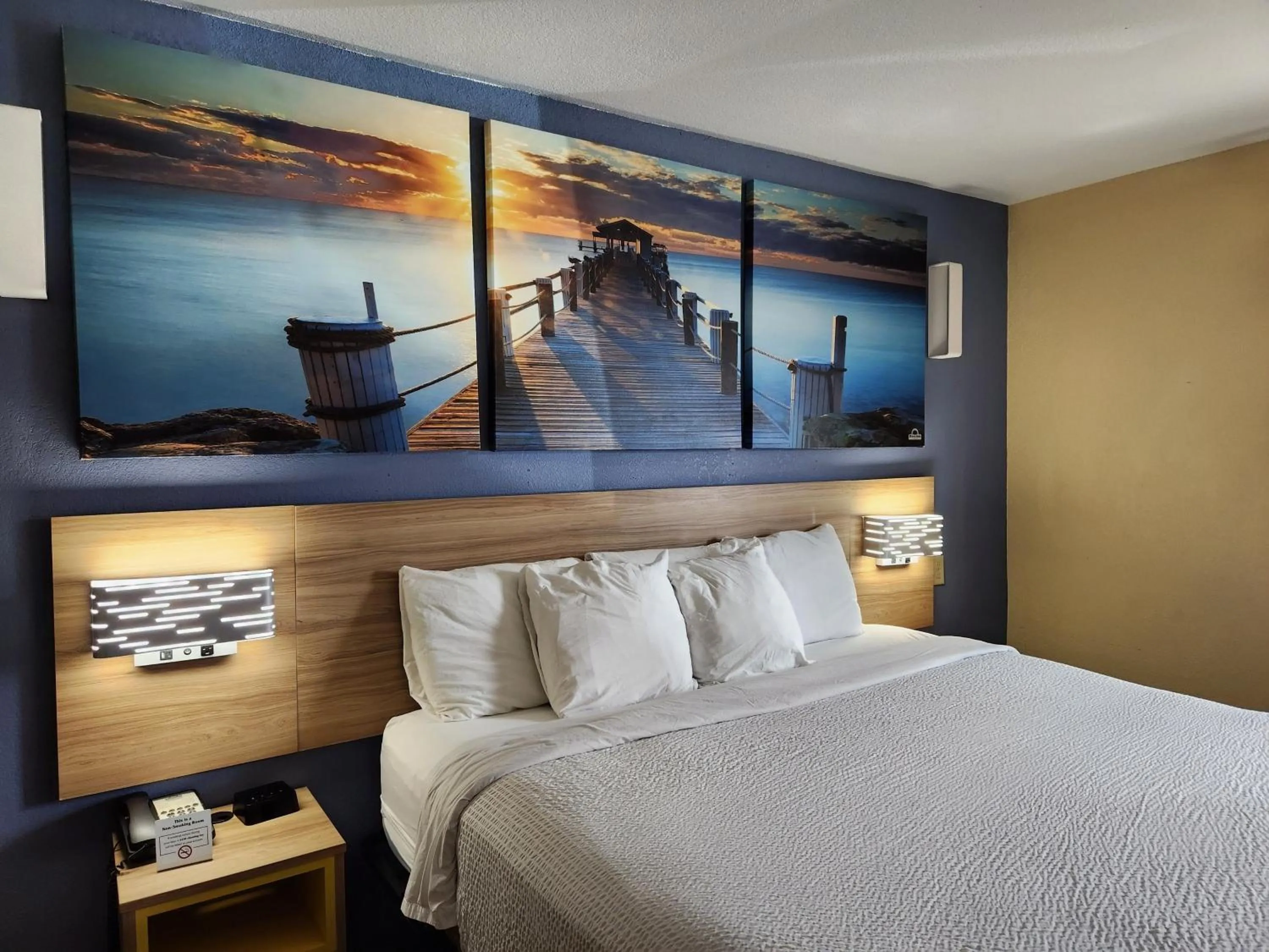 Bedroom, Bed in Days Inn by Wyndham New Orleans Pontchartrain