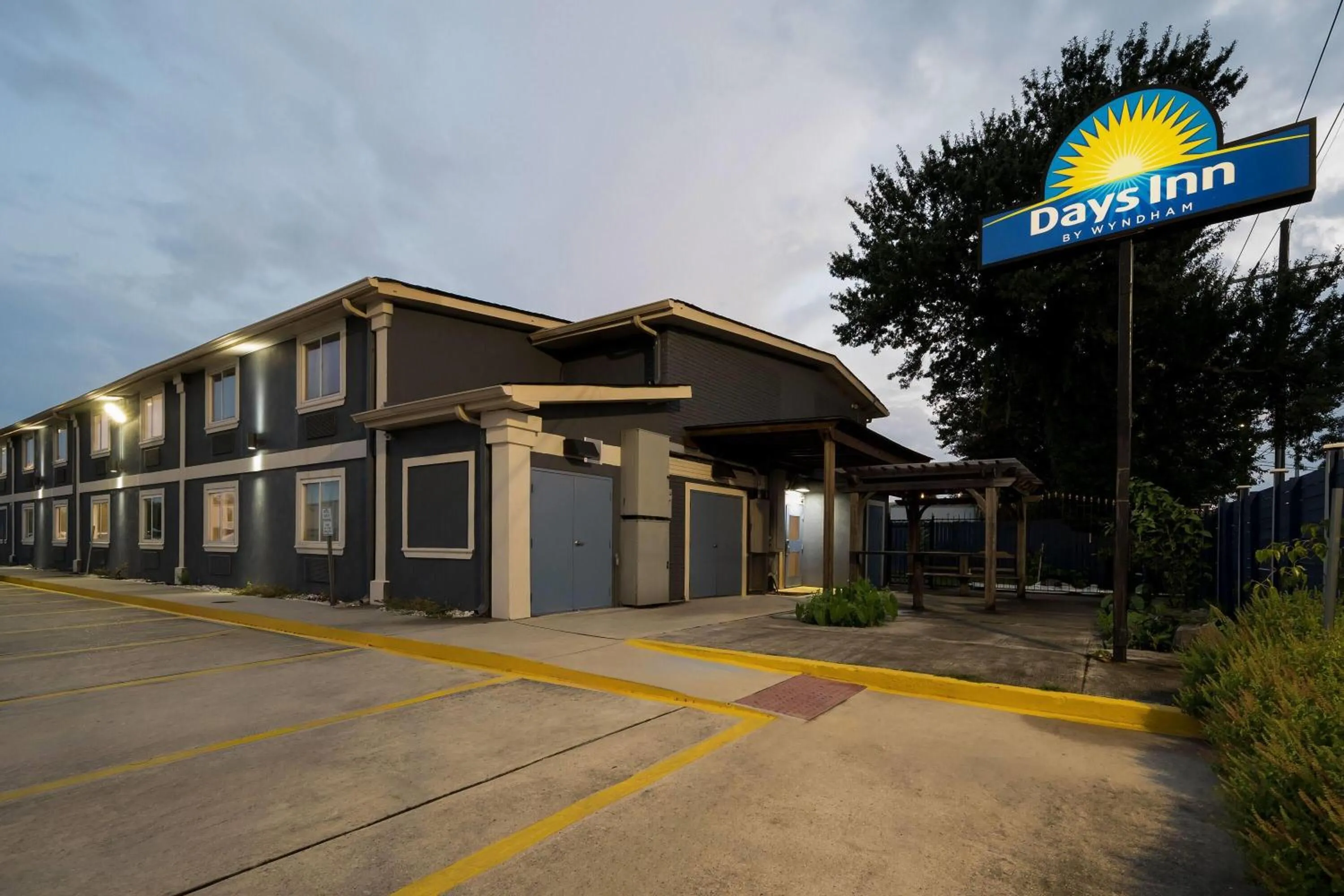 Property building in Days Inn by Wyndham New Orleans Pontchartrain