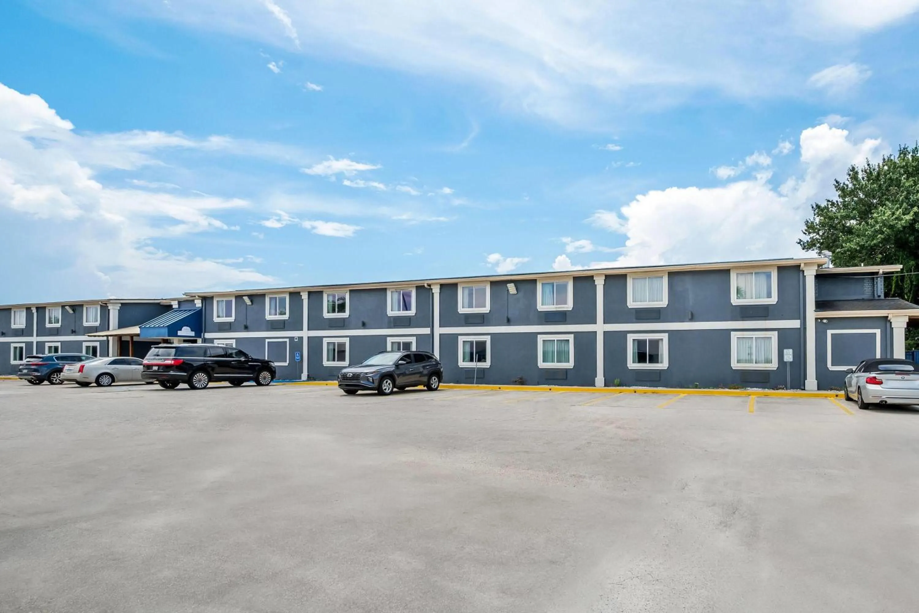 Property building in Days Inn by Wyndham New Orleans Pontchartrain