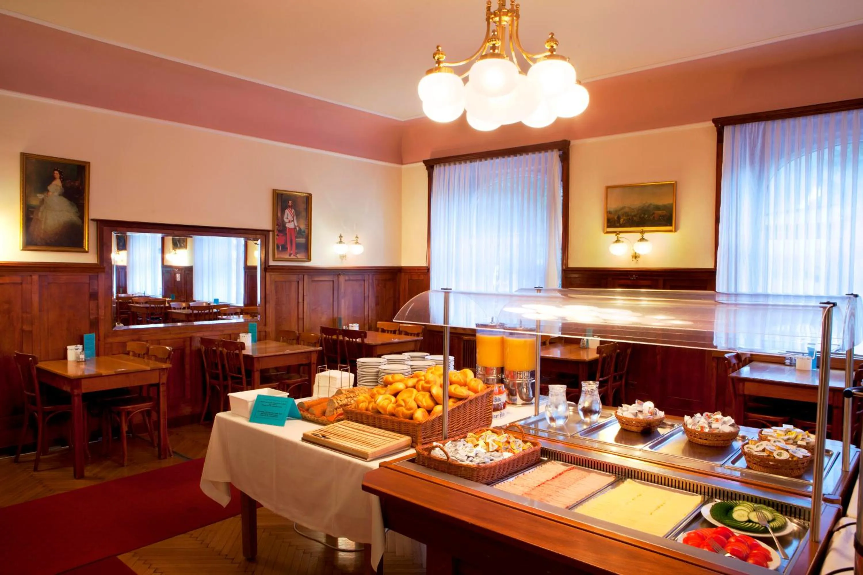 Restaurant/places to eat in Euro Youth Hotel & Krone