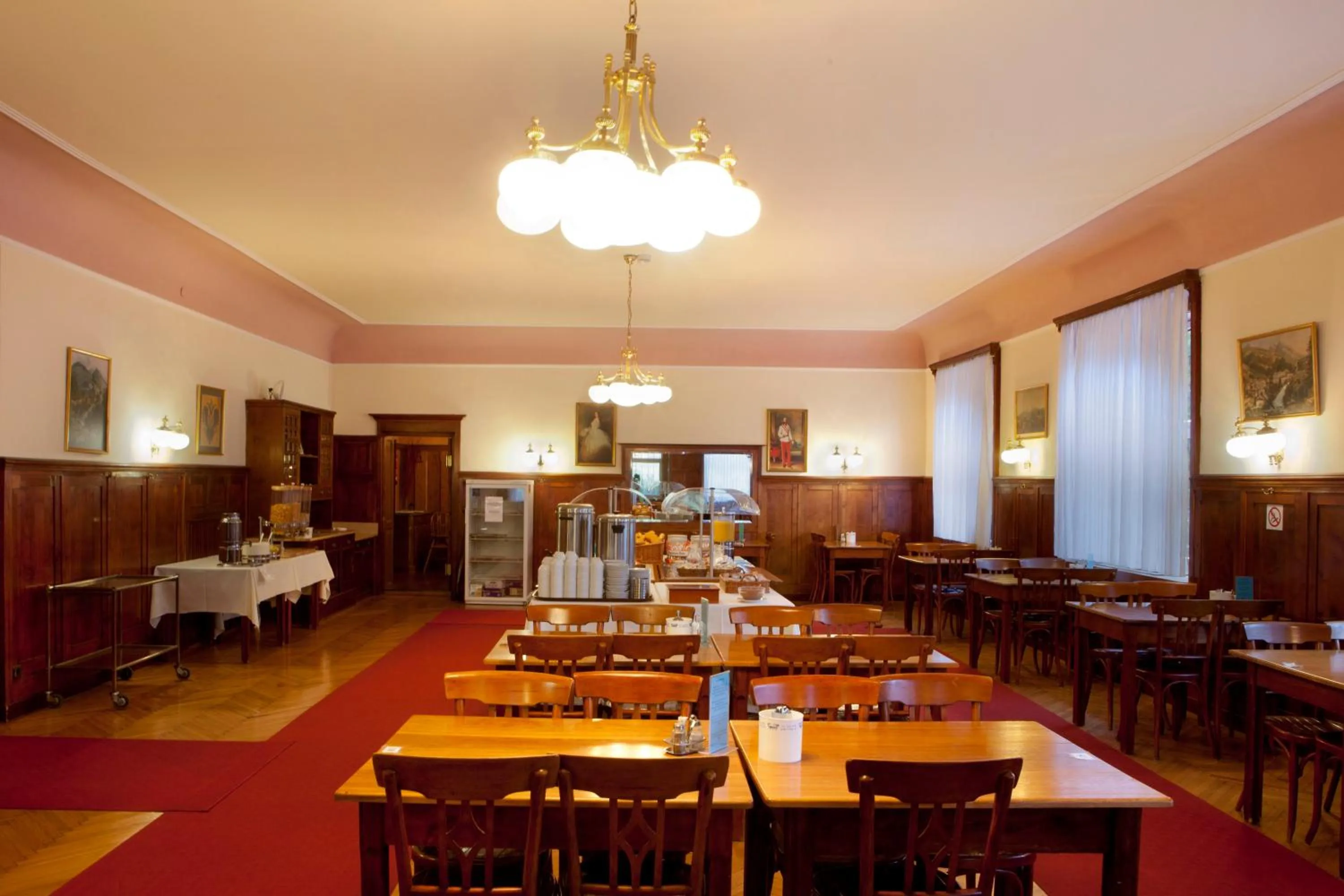 Restaurant/places to eat in Euro Youth Hotel & Krone