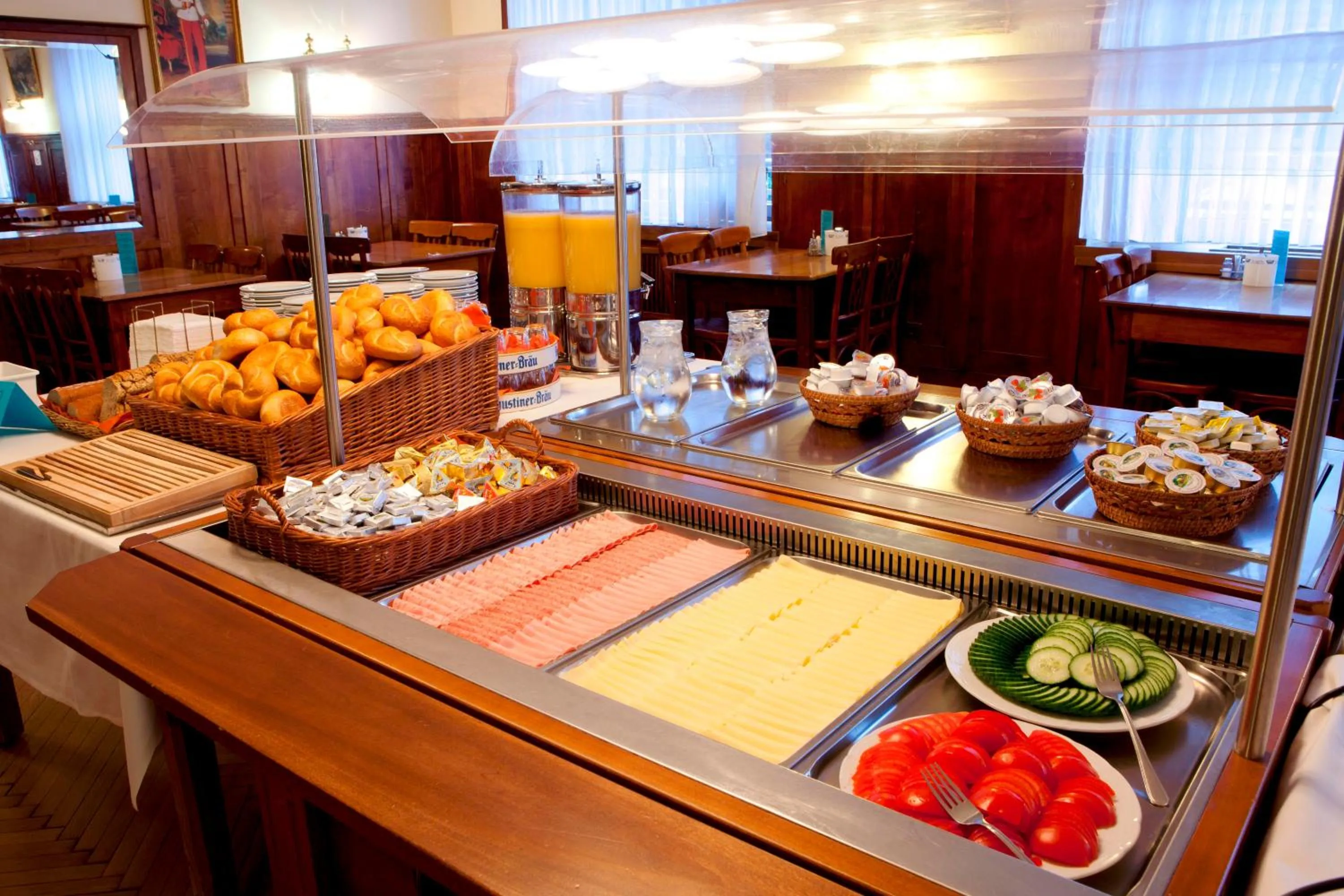 Restaurant/places to eat in Euro Youth Hotel & Krone