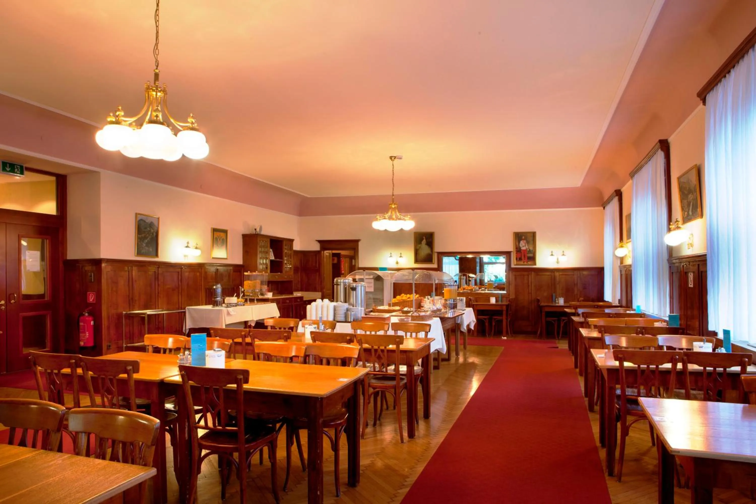 Restaurant/places to eat in Euro Youth Hotel & Krone