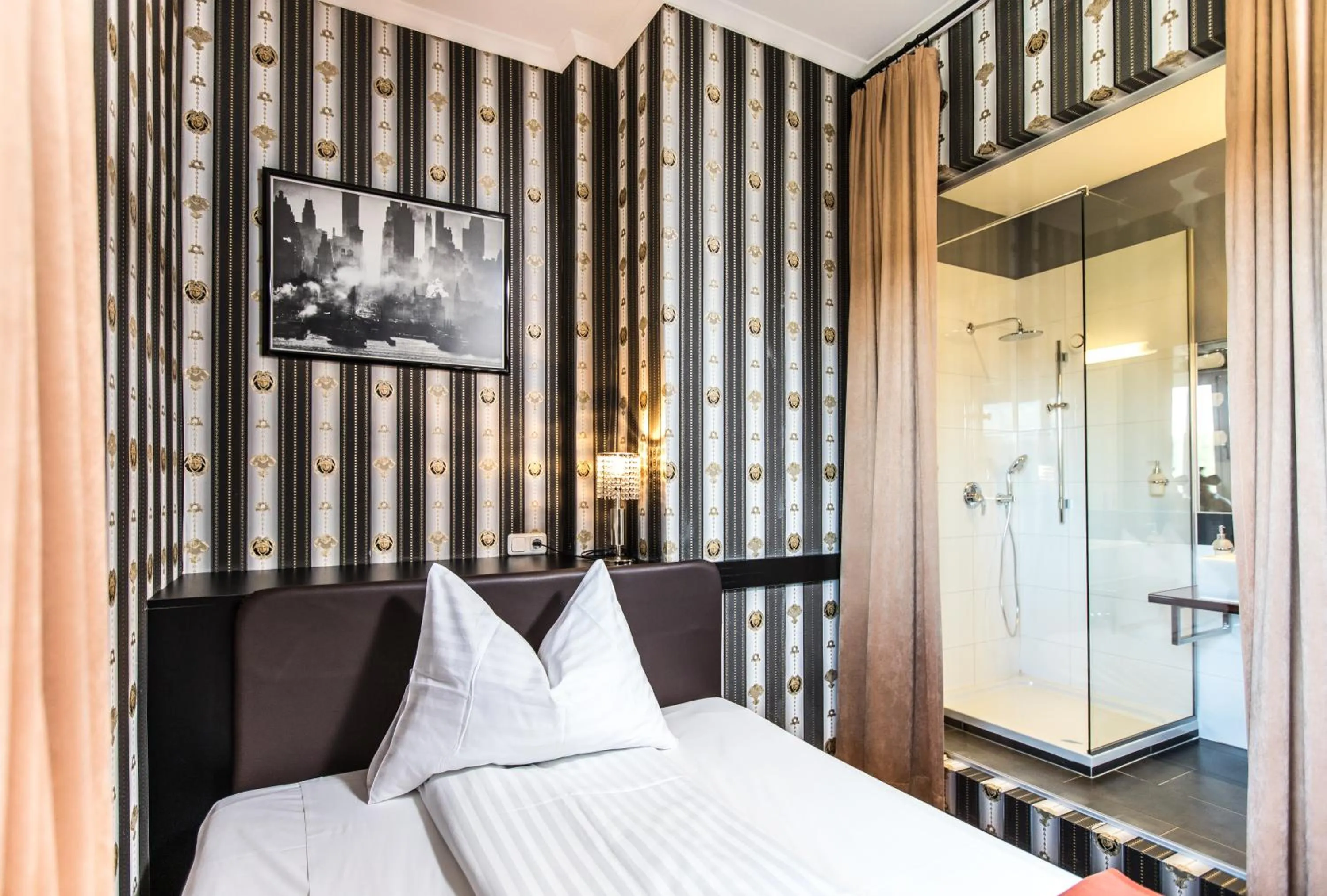 Bathroom, Bed in Landidyll-Hotel Nudelbacher