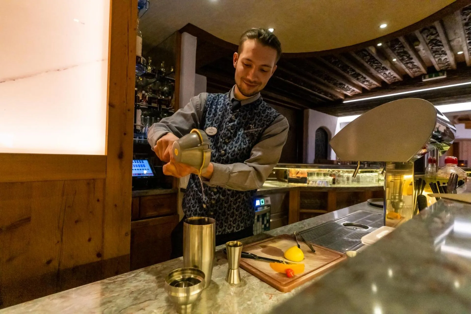 Lounge or bar in Hotel Neuhintertux 4 Sterne superior