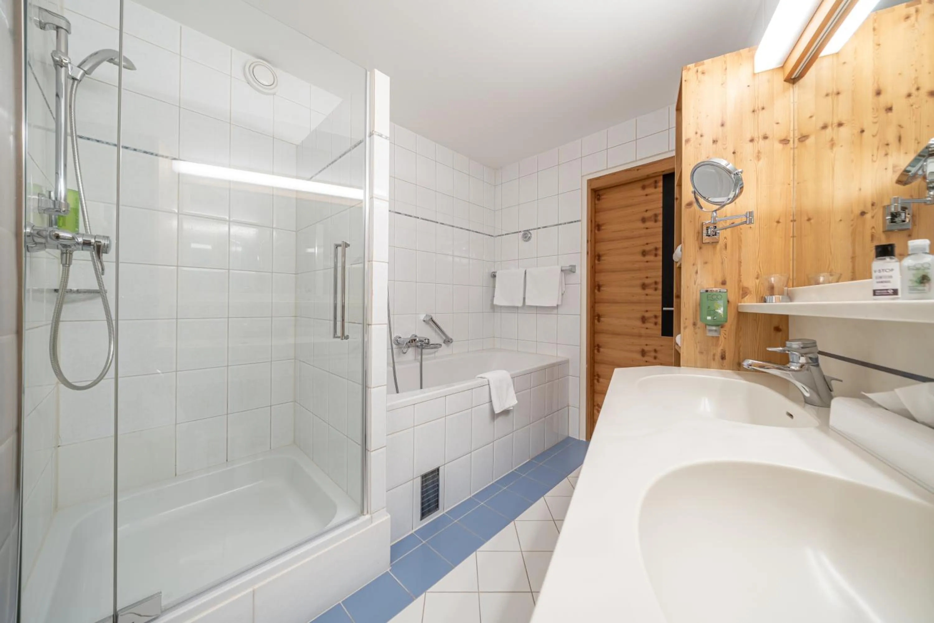 Shower in Hotel Liebe Sonne 4S