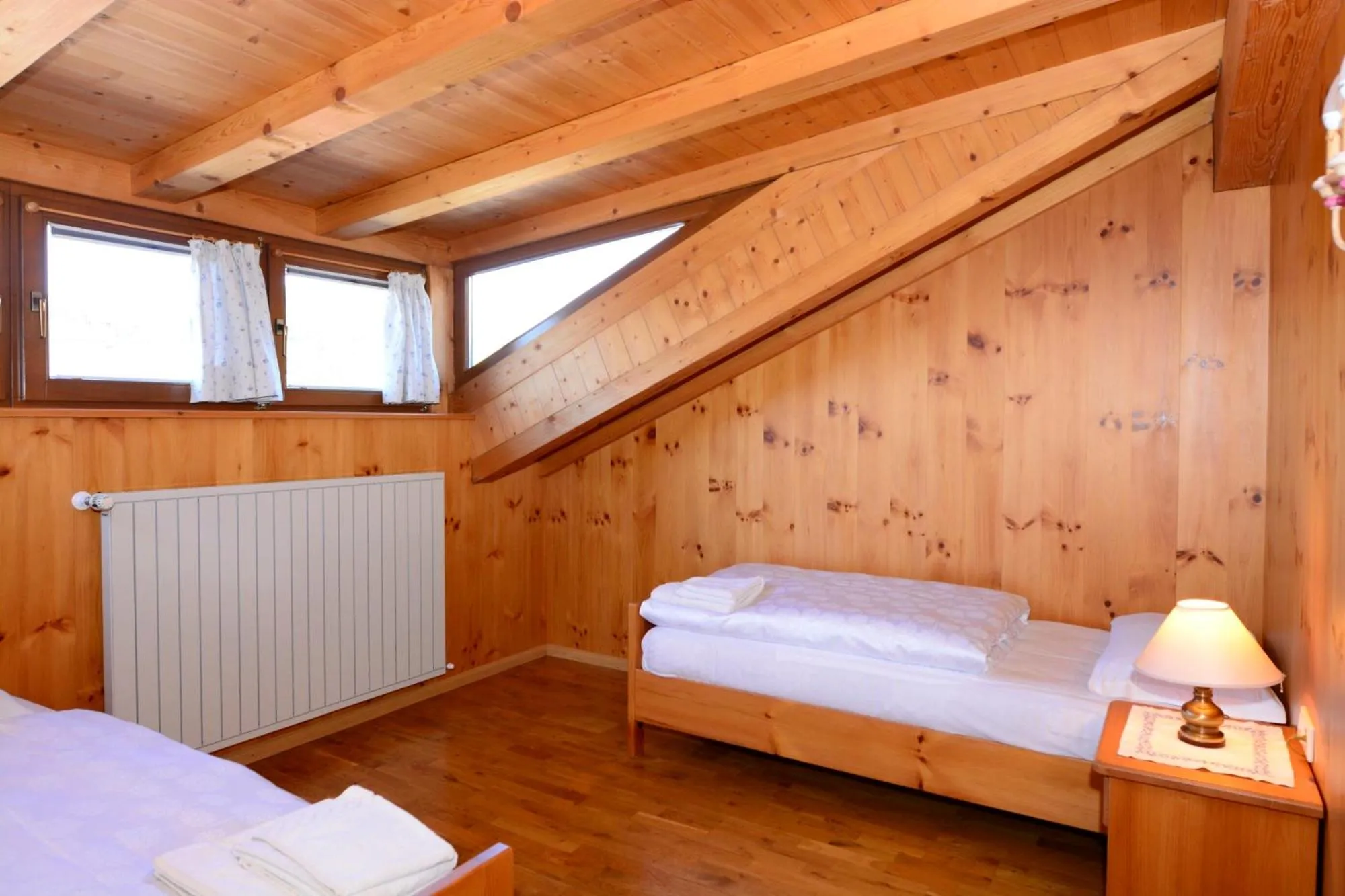 Photo of the whole room, Bed in Residence Kampidell