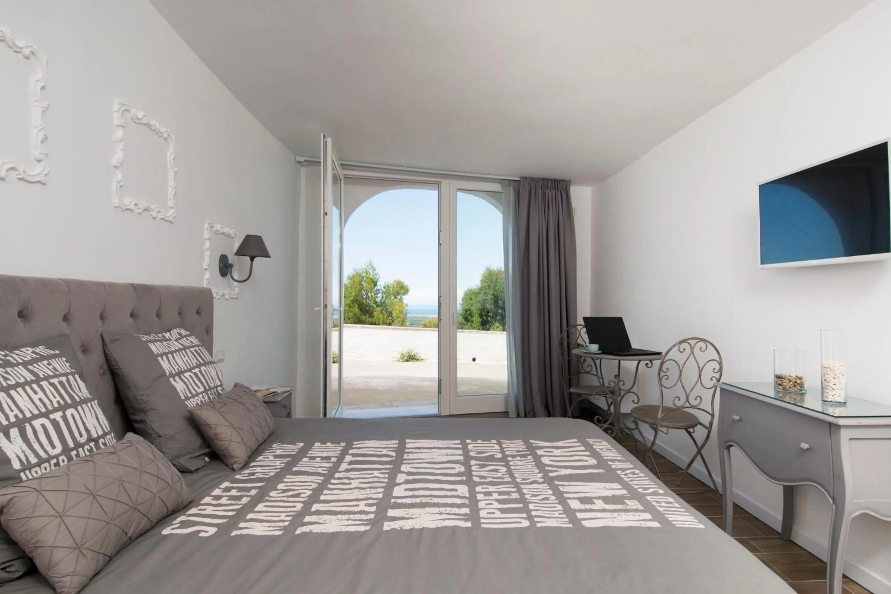 Photo of the whole room in Biancadamare