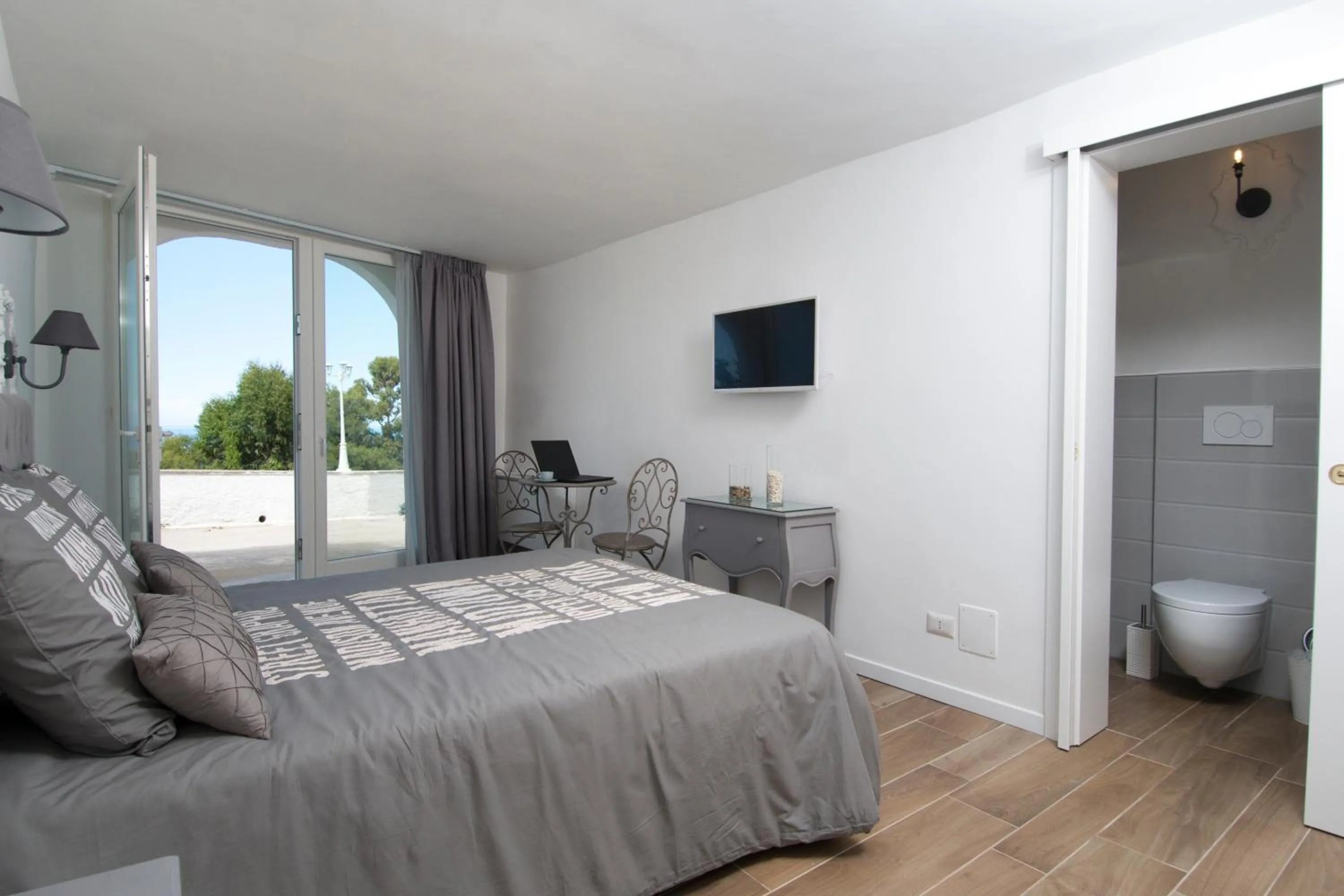 Photo of the whole room in Biancadamare