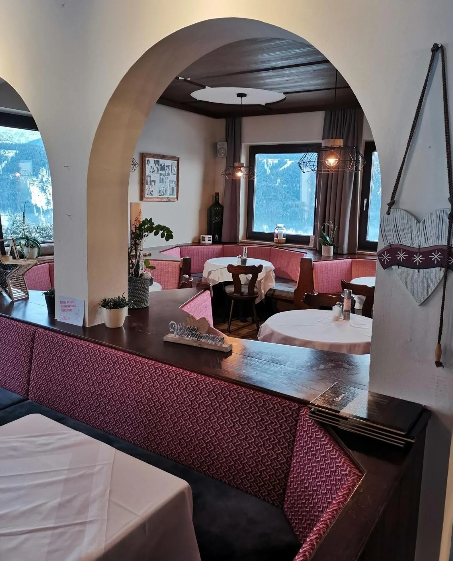 Restaurant/places to eat in Hotel Pariente