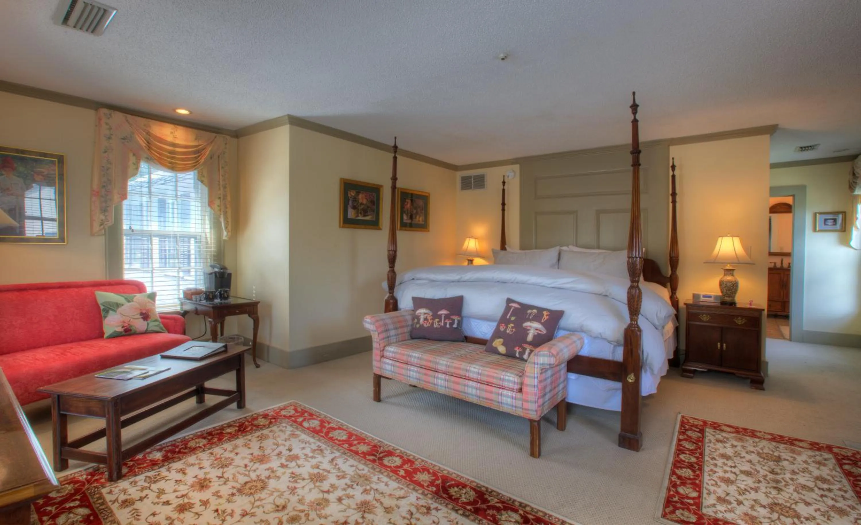 Photo of the whole room, Bed in Reluctant Panther Inn & Restaurant