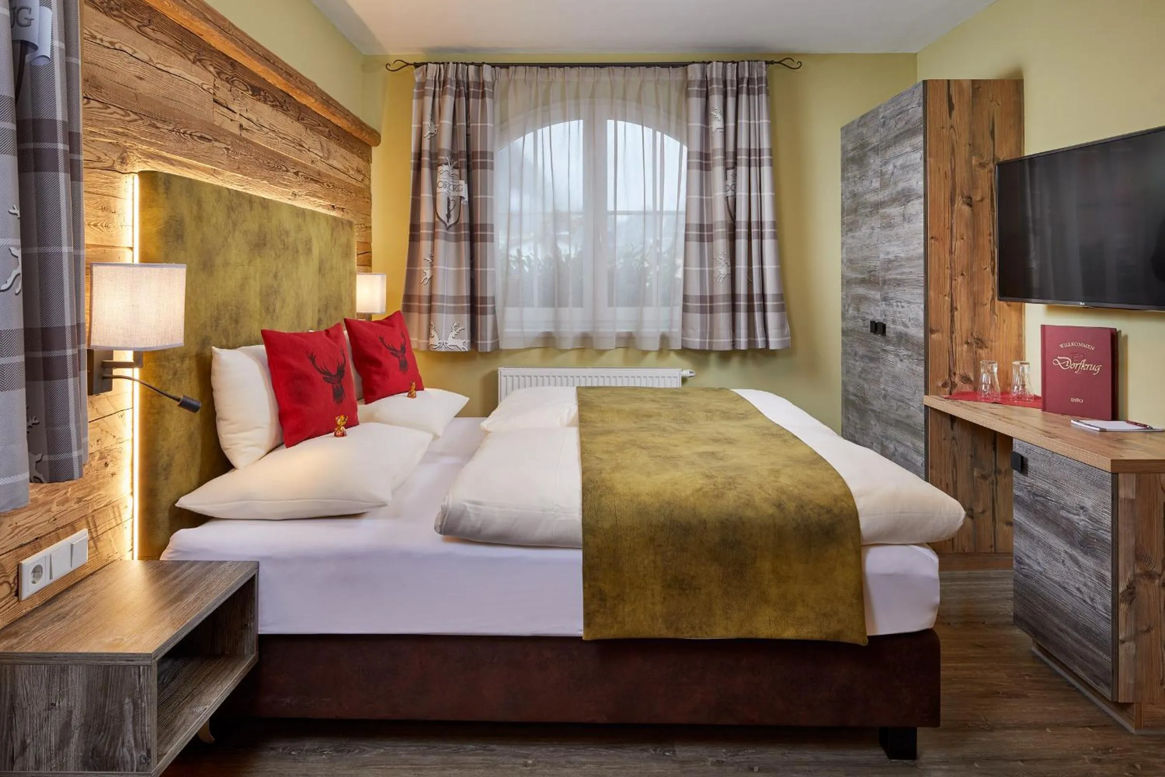 Bed in Dorfkrug Kaprun - Luxury Suites & Appartements