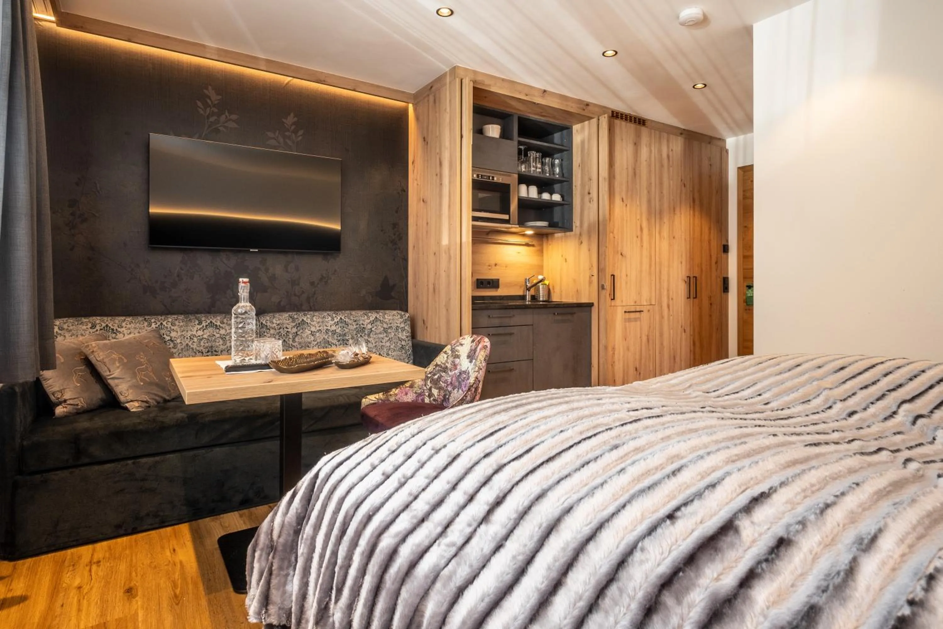 Bed in Dorfkrug Kaprun - Luxury Suites & Appartements