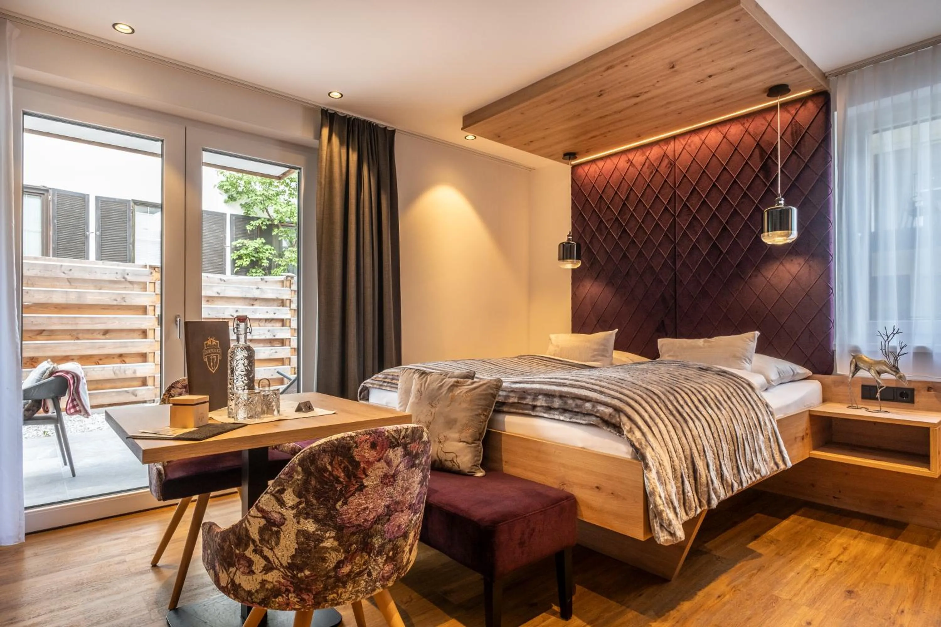 Bed in Dorfkrug Kaprun - Luxury Suites & Appartements