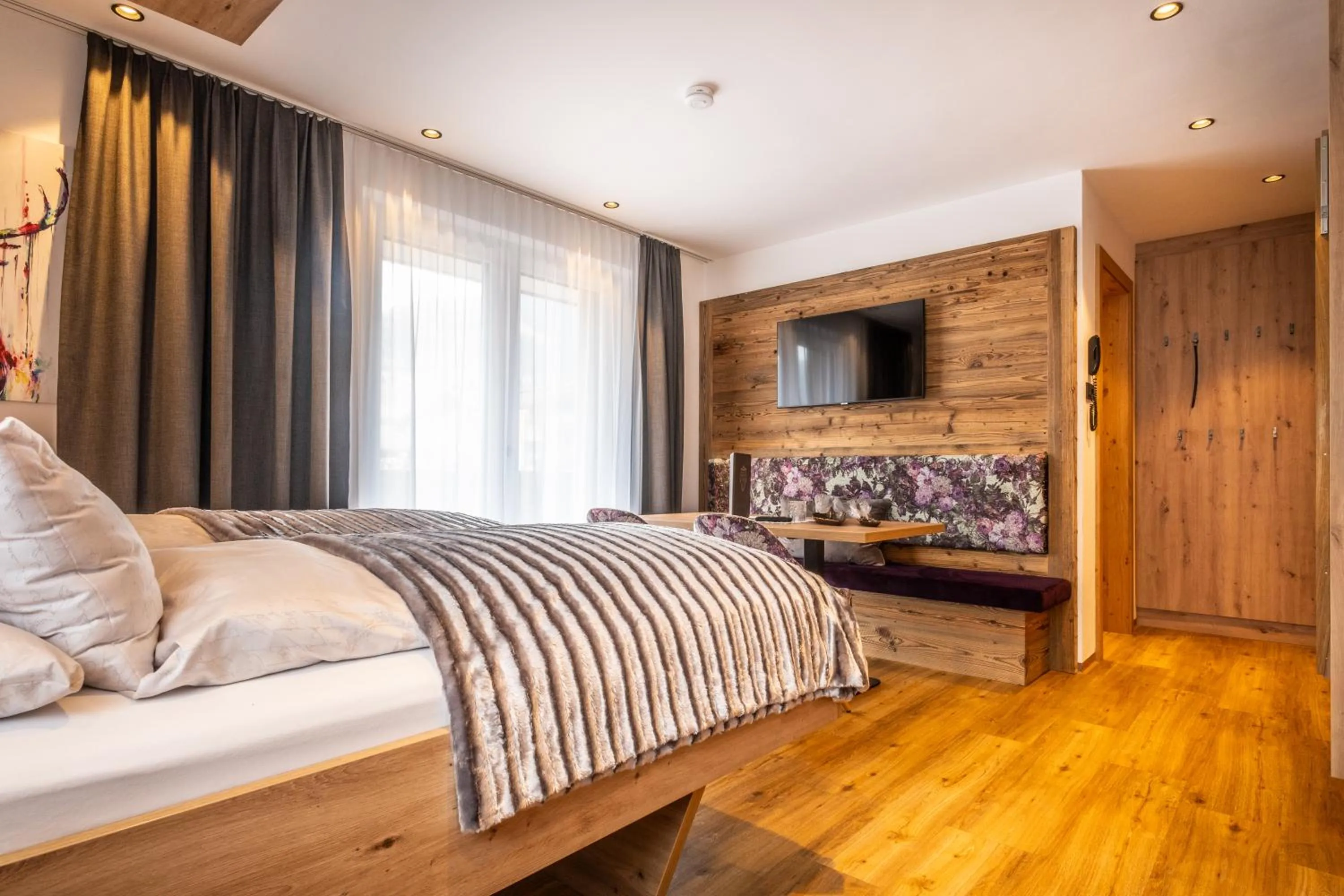 Bed in Dorfkrug Kaprun - Luxury Suites & Appartements