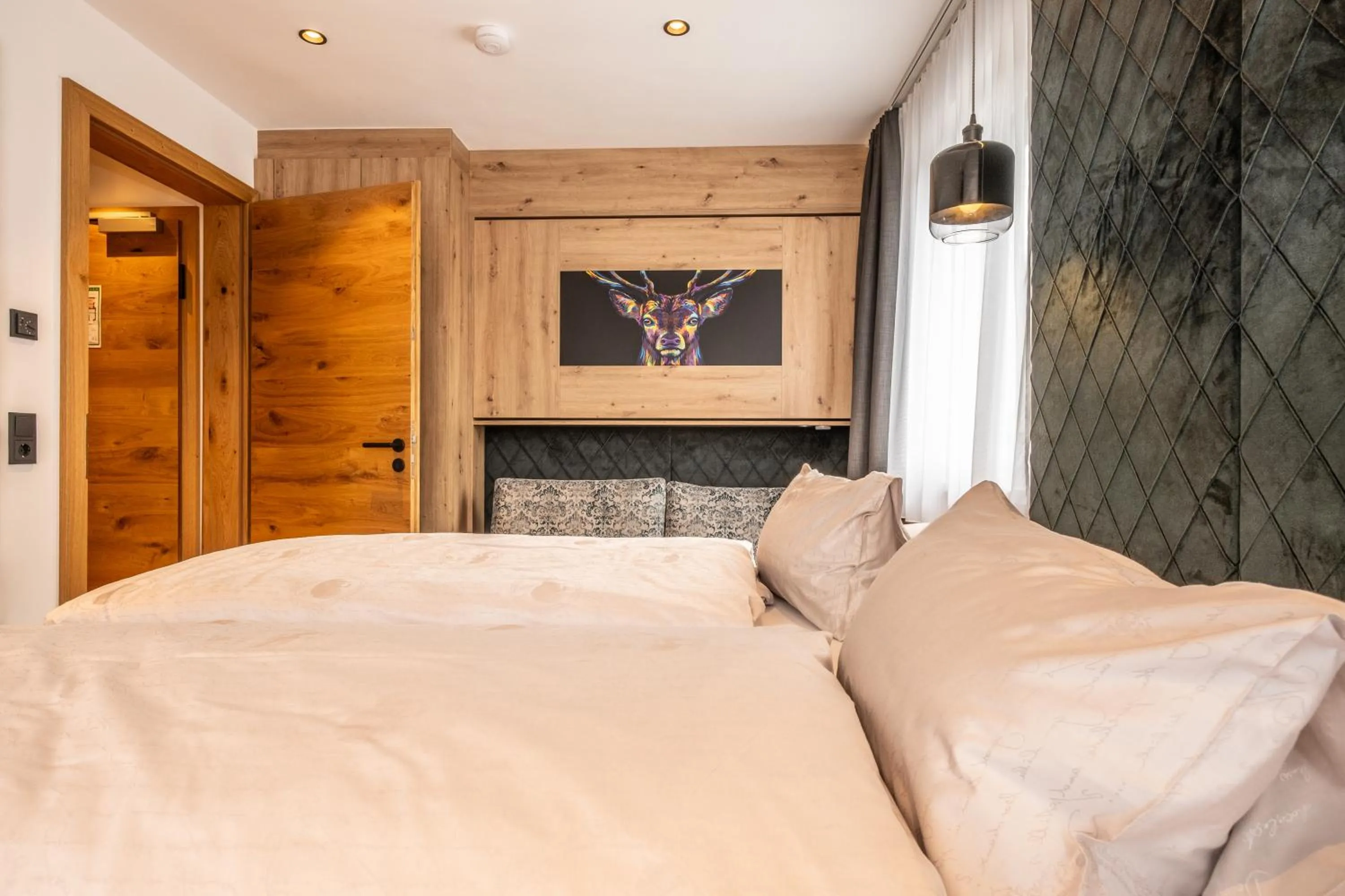Bed in Dorfkrug Kaprun - Luxury Suites & Appartements
