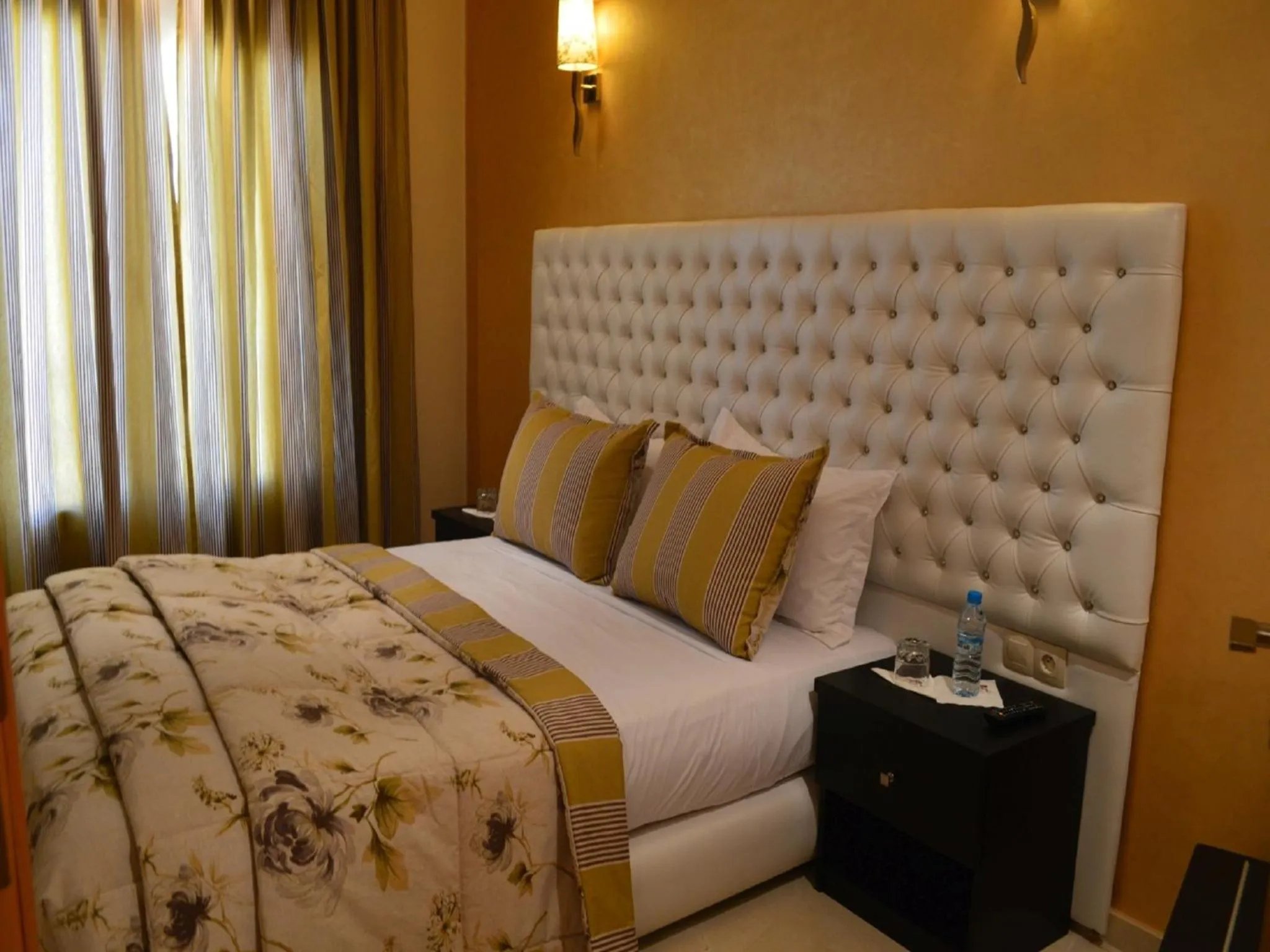 Property building, Bed in Hotel La Luna