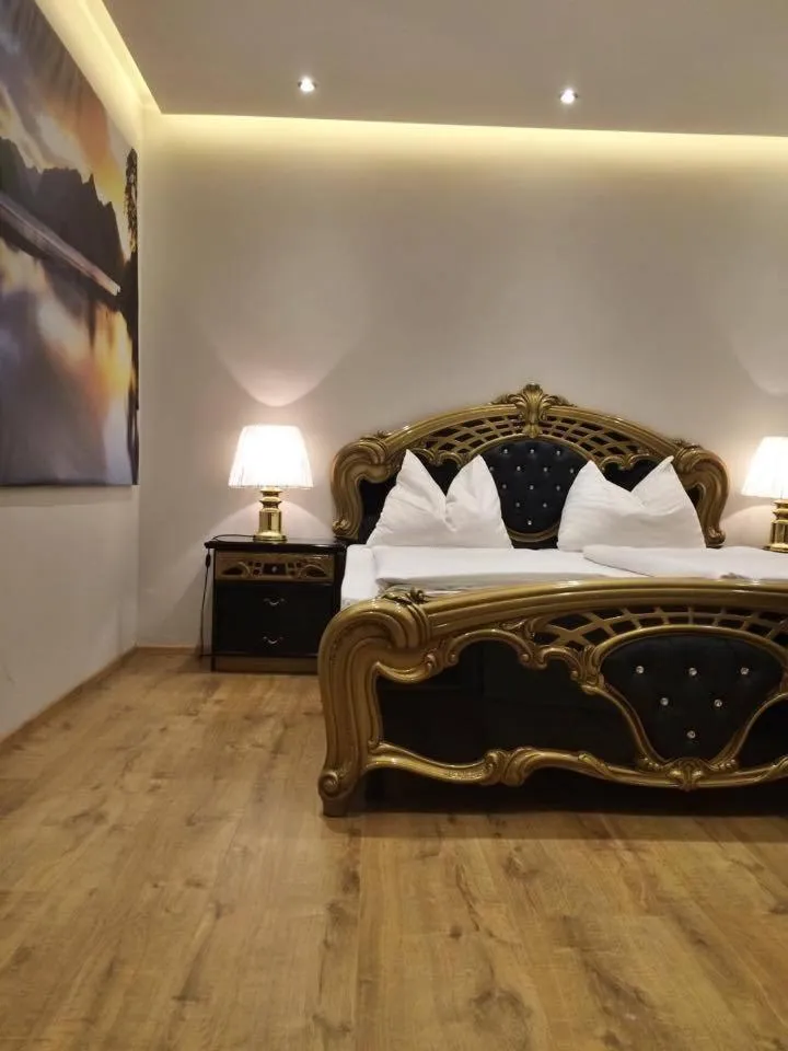 Bed in Stadthotel Restaurant Auerhahn