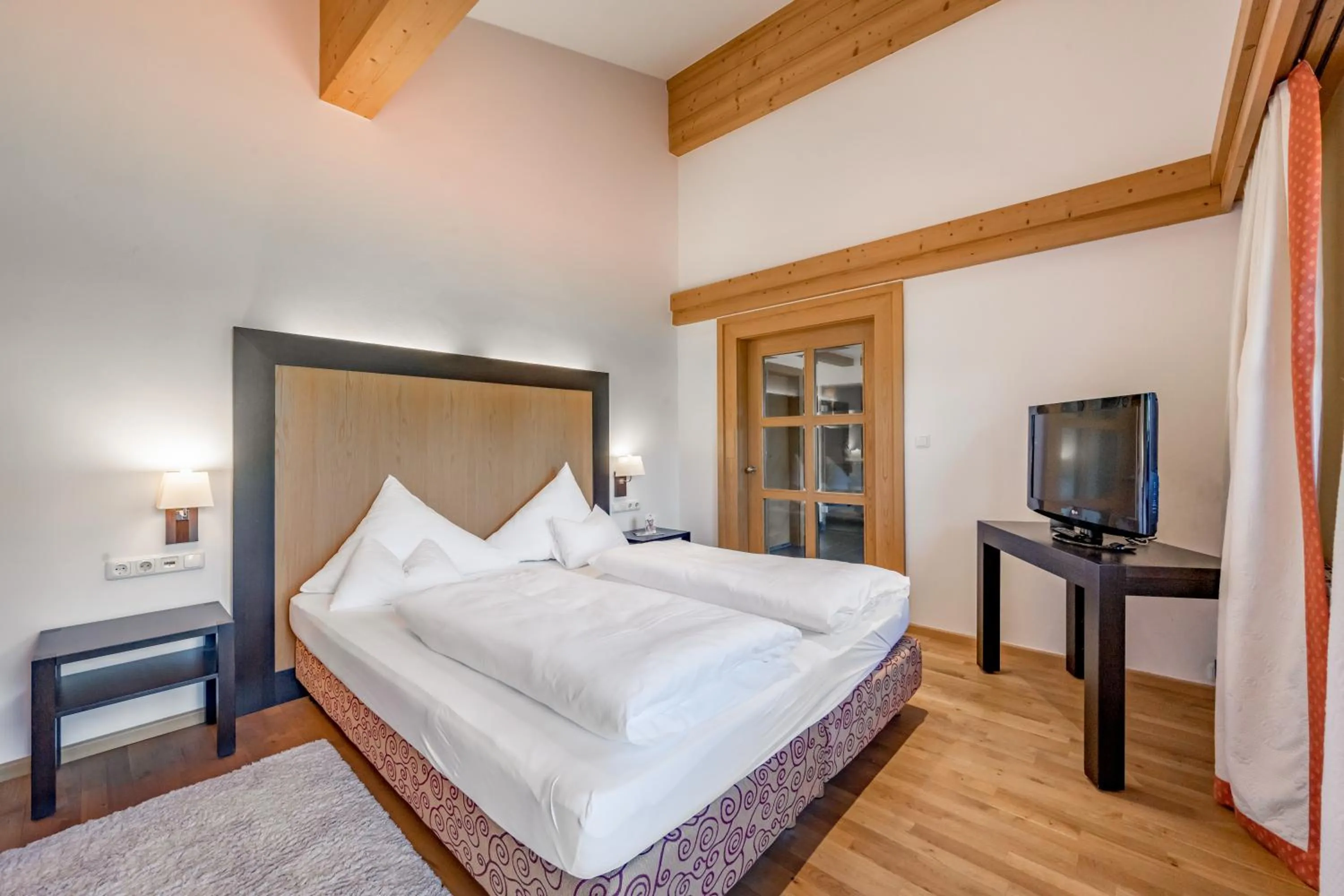 Photo of the whole room, Bed in Inntaler Hof