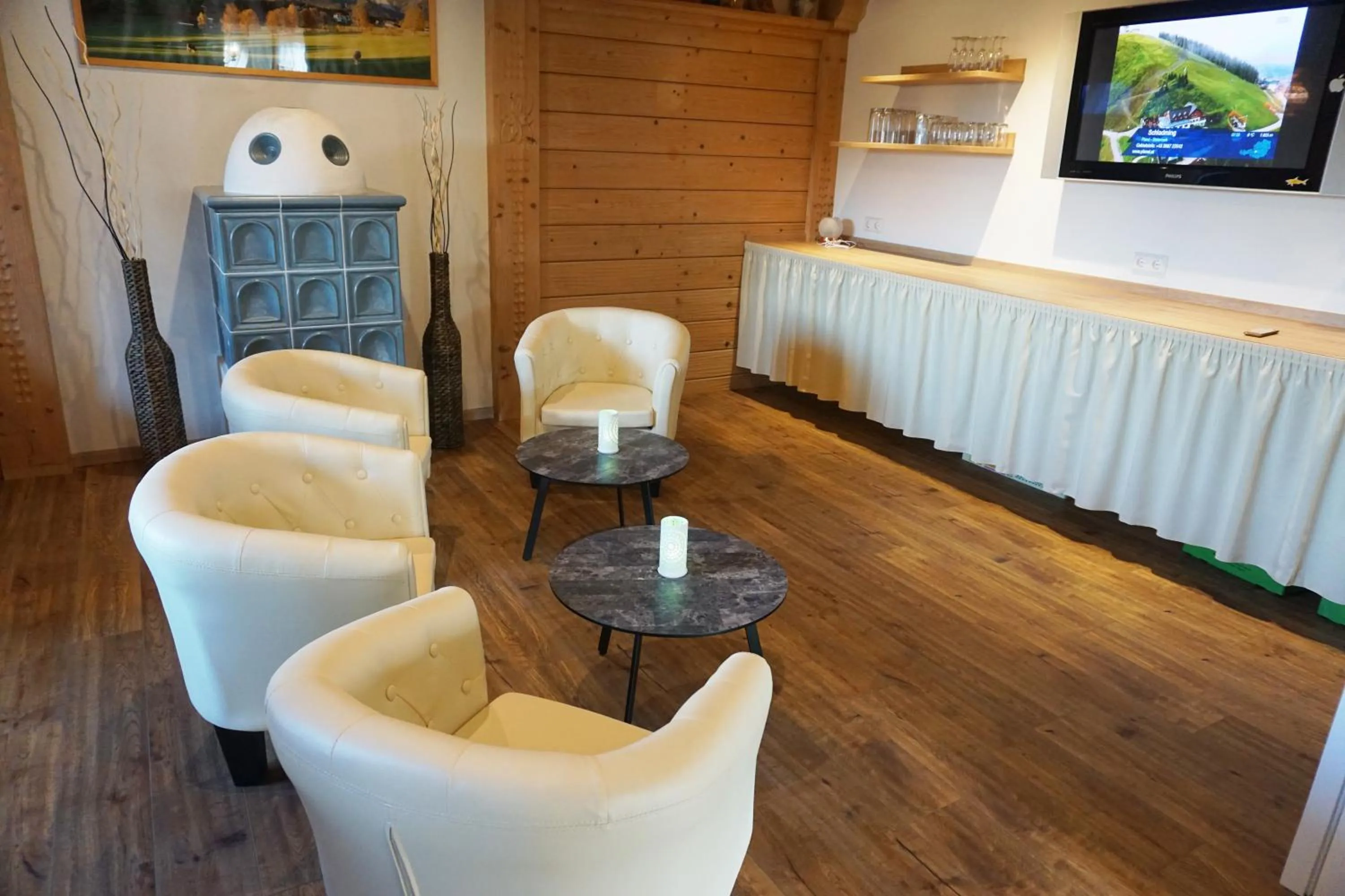 Communal lounge/ TV room in Hotel Ramsaueralm