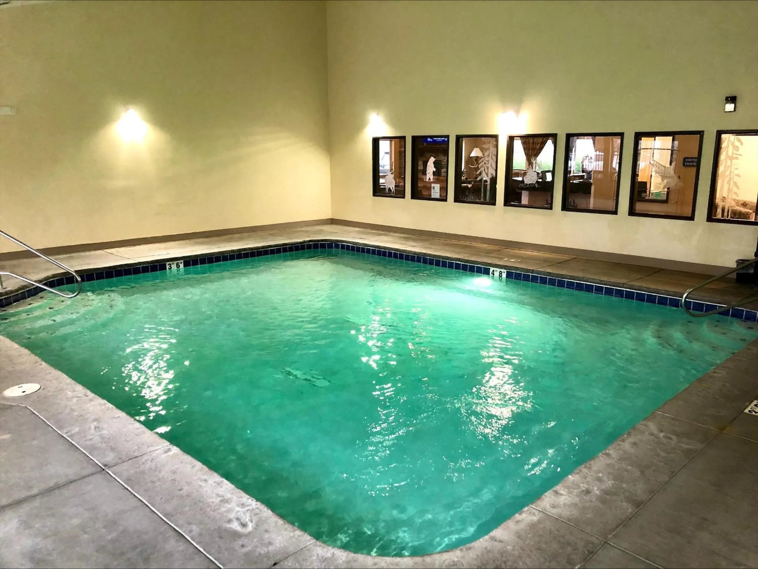 Swimming pool in Quality Inn Selah North Park