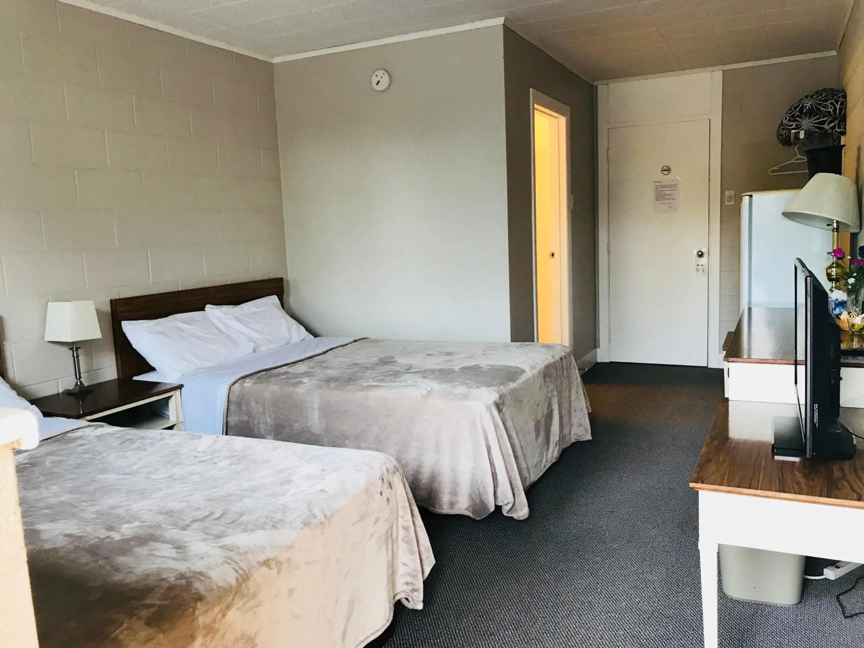 Photo of the whole room, Bed in Manitou Motor Inn