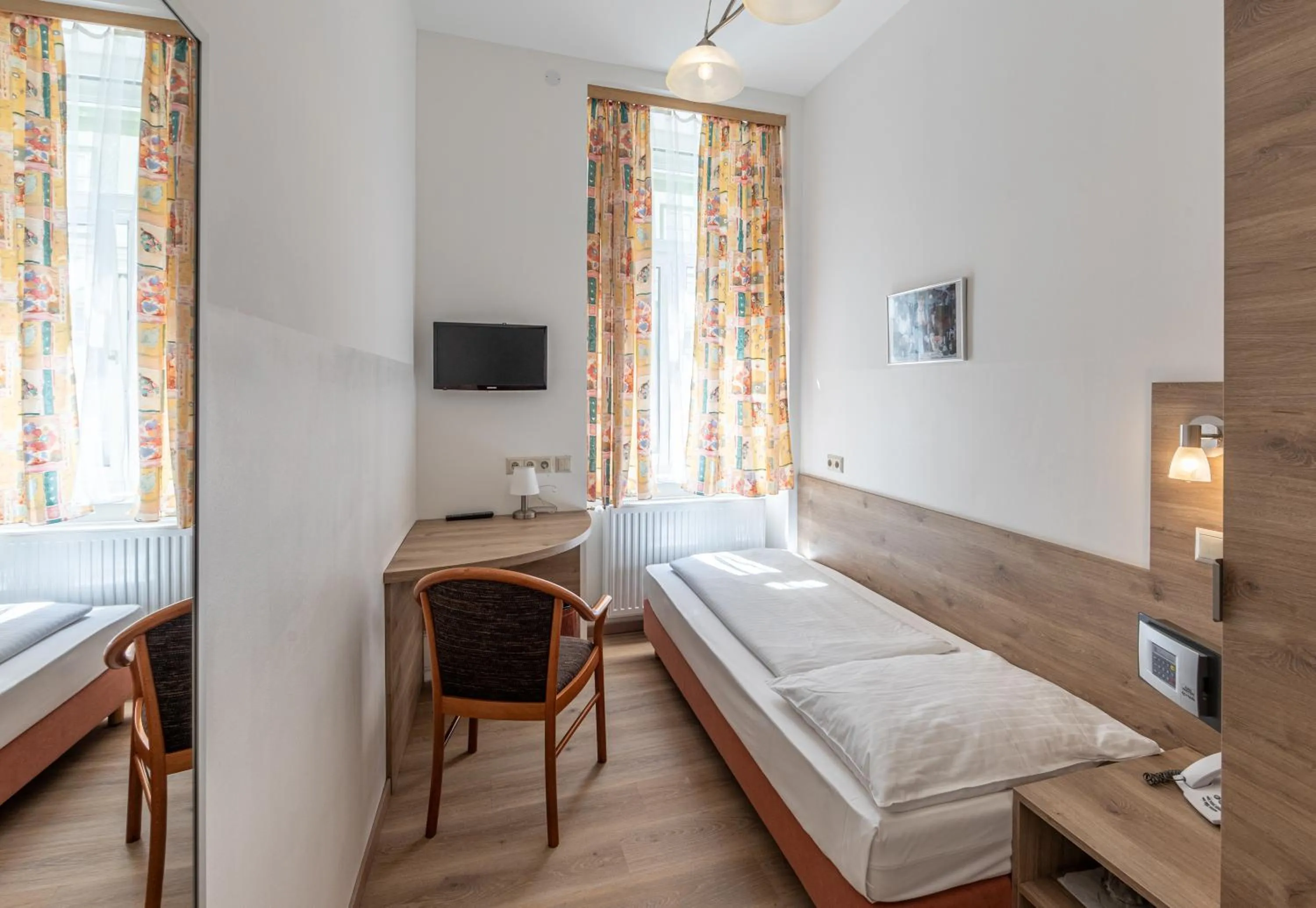 Photo of the whole room, Bed in Hotel Terminus