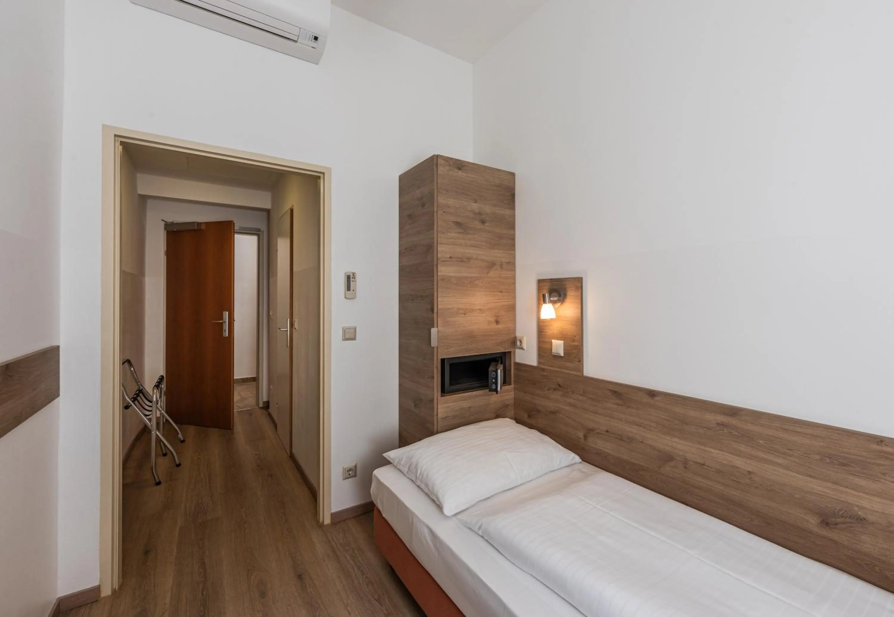 Photo of the whole room, Bed in Hotel Terminus