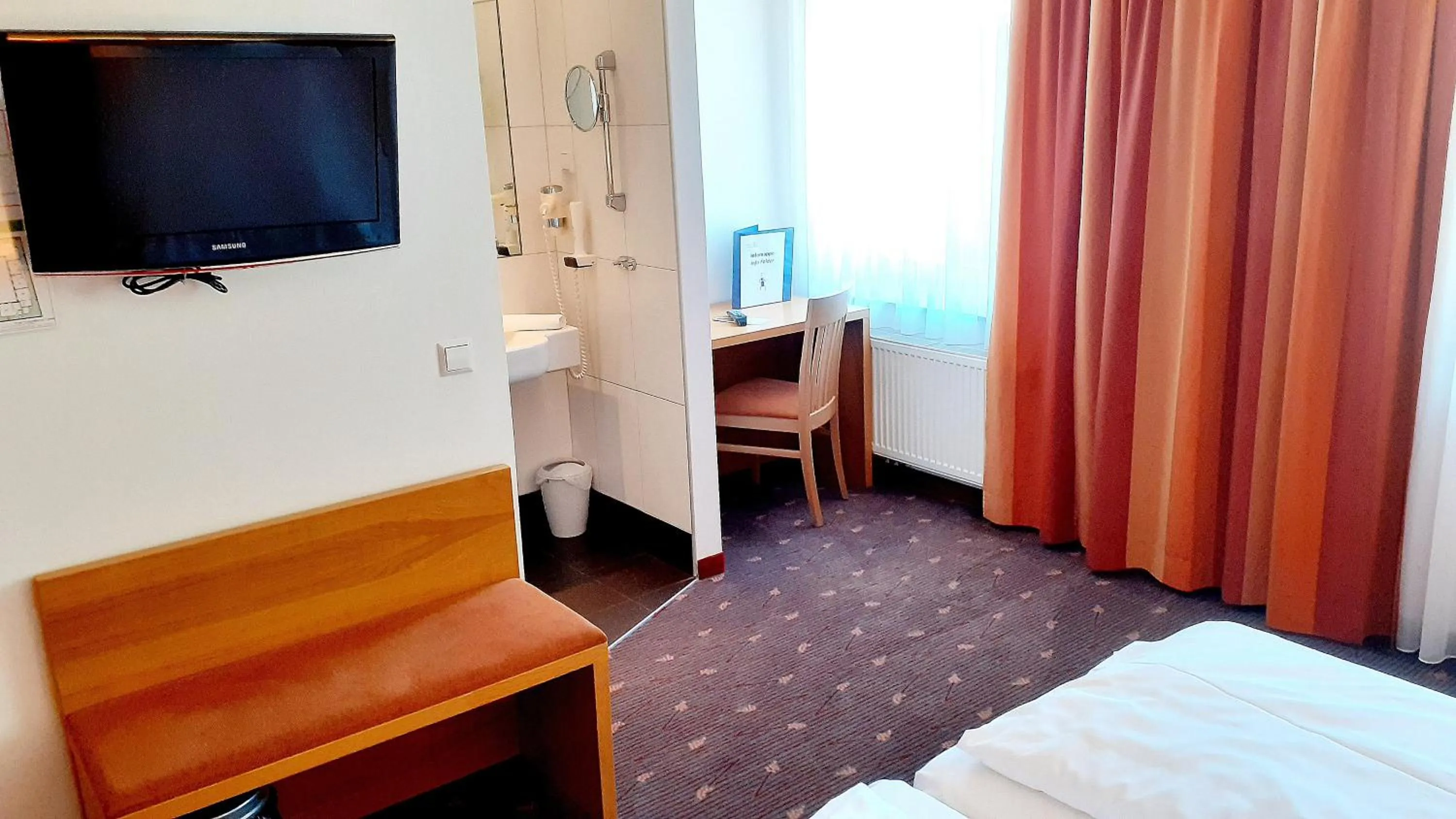 TV and multimedia, Bed in Hotel Fabrik Wien
