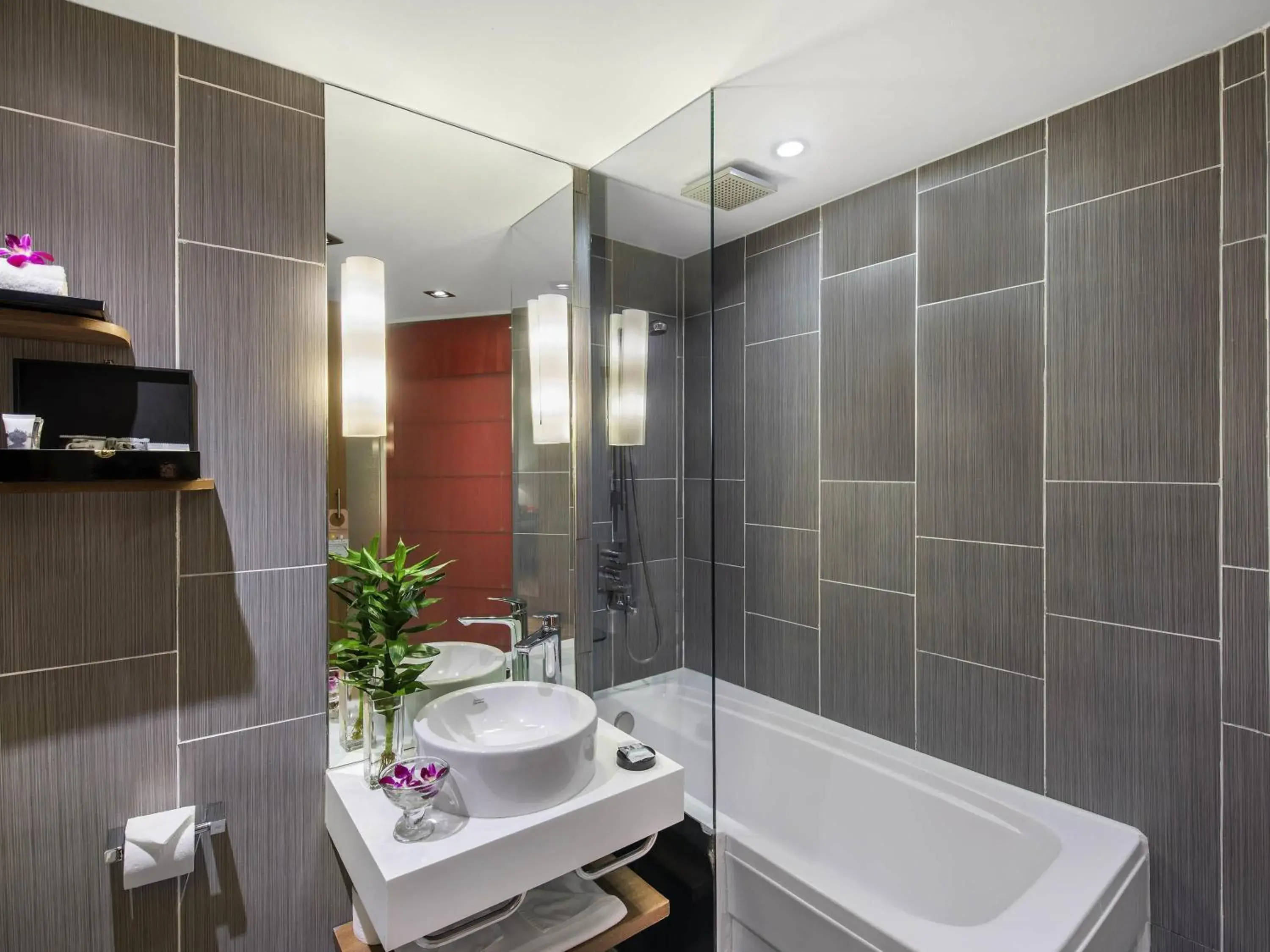 Classic Superior Double Room with City View in Mercure Hanoi La Gare Hotel Classic Superior Double Room with City View in Mercure Hanoi La Gare Hotel