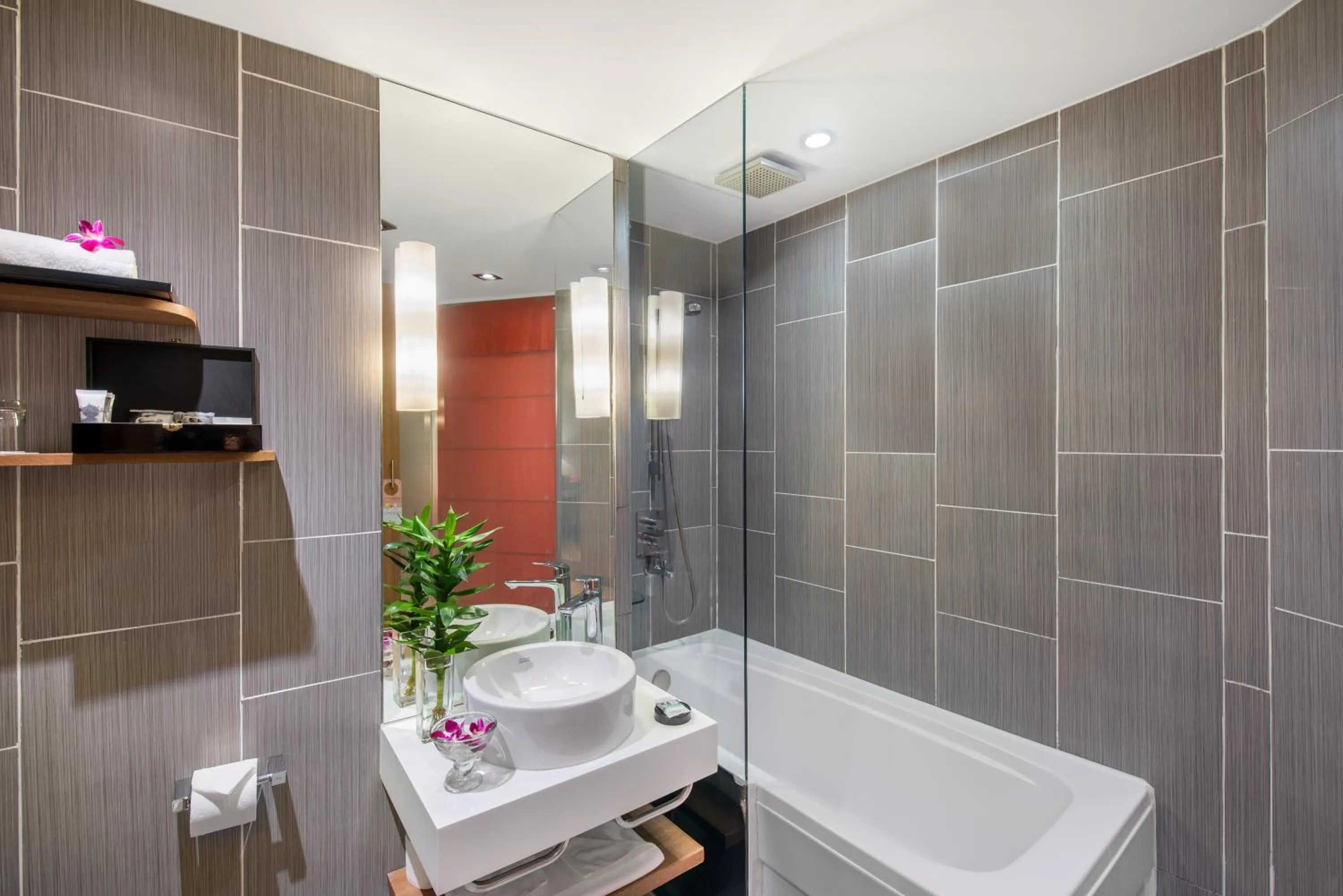 Toilet in Mercure Hanoi La Gare Hotel