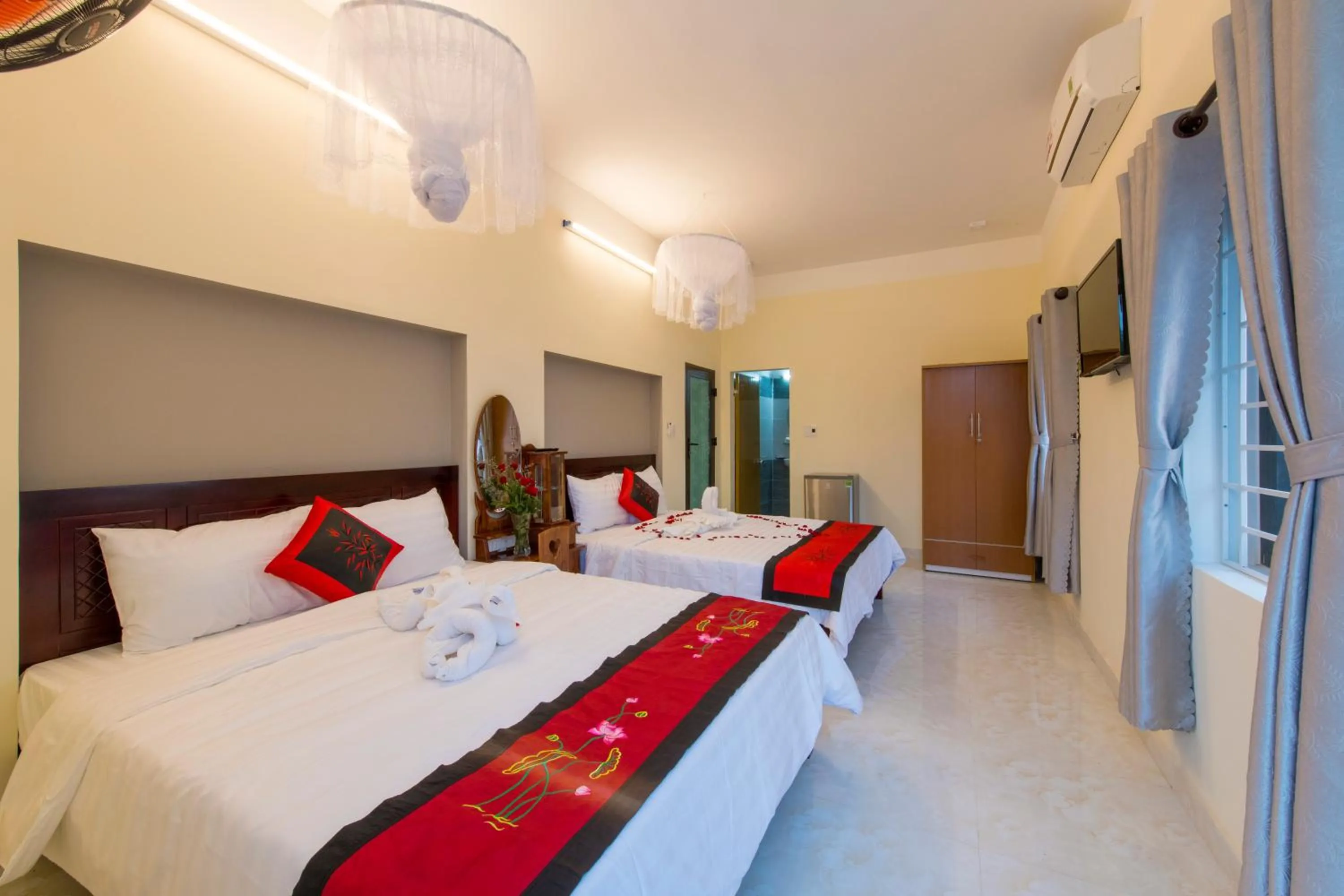 Photo of the whole room, Bed in Bougain Villeas Homestay